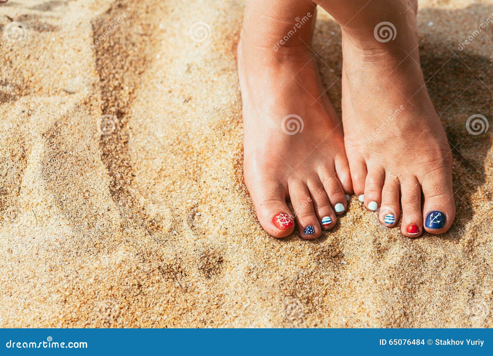 Empreintes De Pas Des Pieds Nus Des Enfants Sur Le Sable De Mer Photo stock  - Image du nature, personne: 148447482