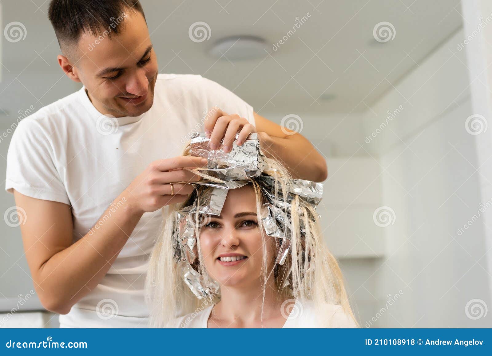 Le Styliste Souriant Meurt Cheveux Longs Homme Coiffeur Teintures ...