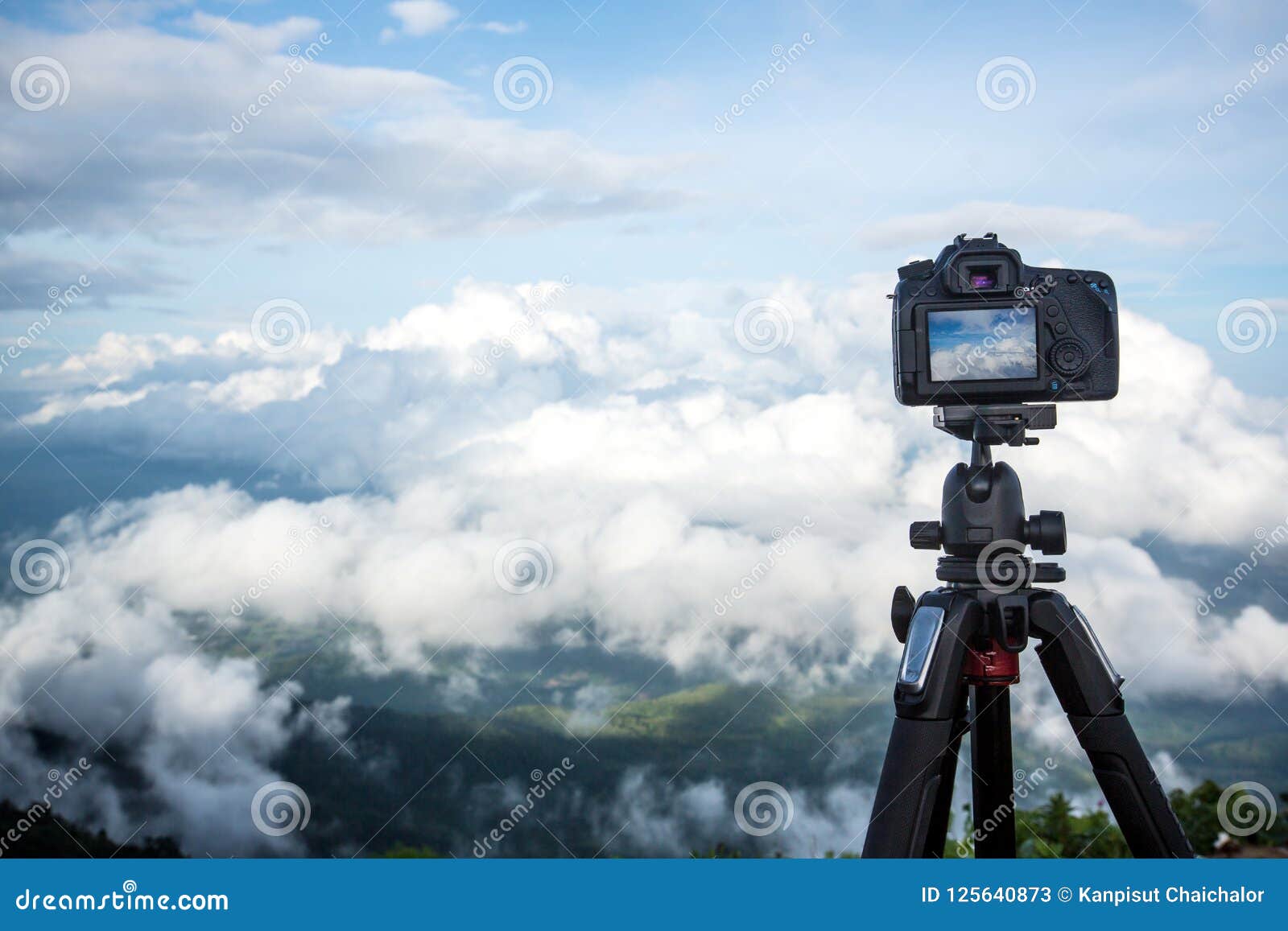 Le Support Professionnel Numérique D'appareil-photo De Dslr Sur Le Trépied  Photographiant La Montagne, Le Ciel Bleu Et Le Nuage a Image stock - Image  du nuage, photographie: 125640873