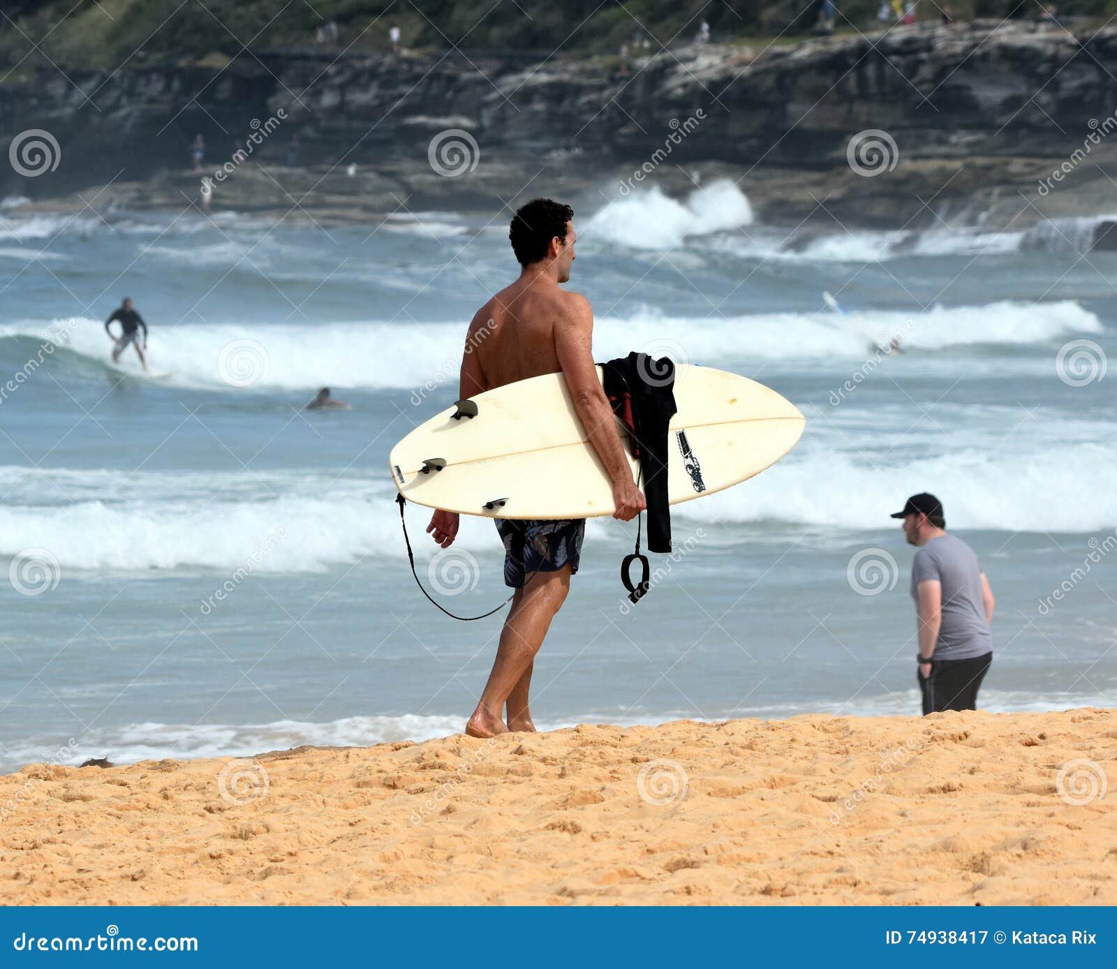 Le Surfer Amateur Marche Sur La Plage Avec Sa Planche De Surf ...