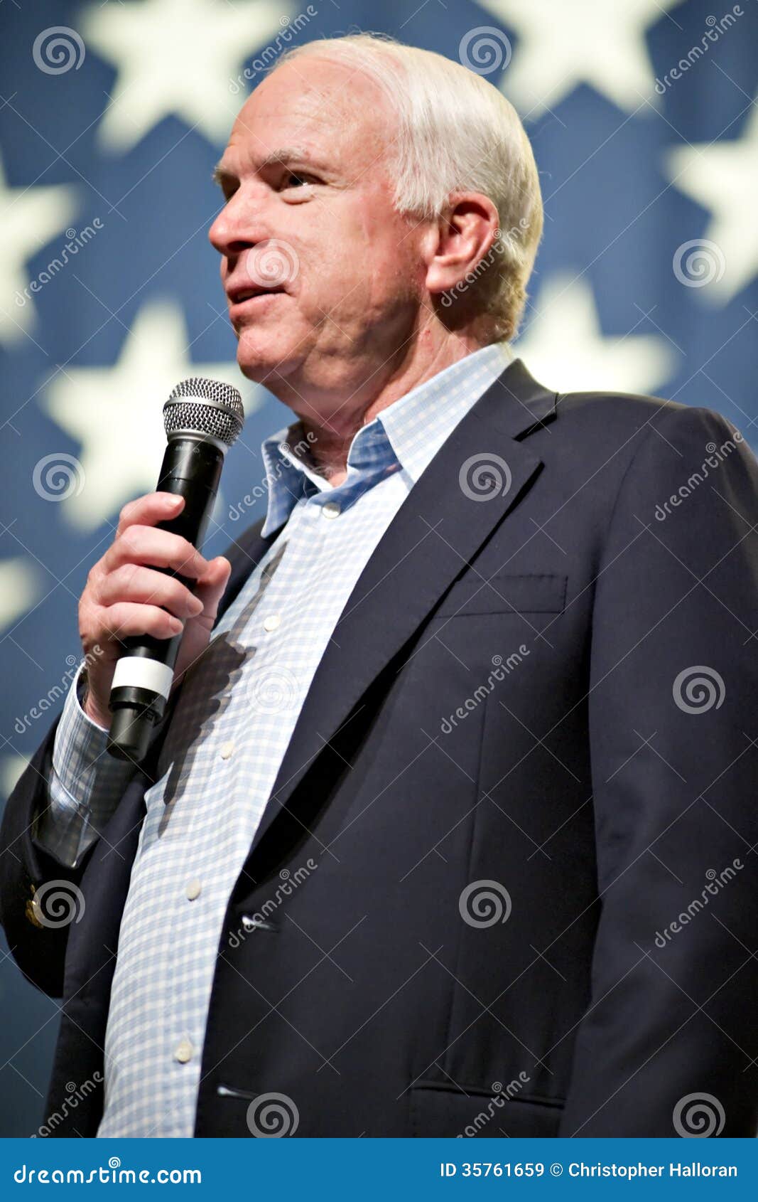 Le sénateur John McCain apparaît lors d'une réunion d'hôtel de ville dans le MESA, Ariz. MESA, AZ - 4 juin : Le sénateur John McCain (R - AZ) apparaît lors d'une réunion d'hôtel de ville le 4 juin 2010 dans le MESA, Arizona.