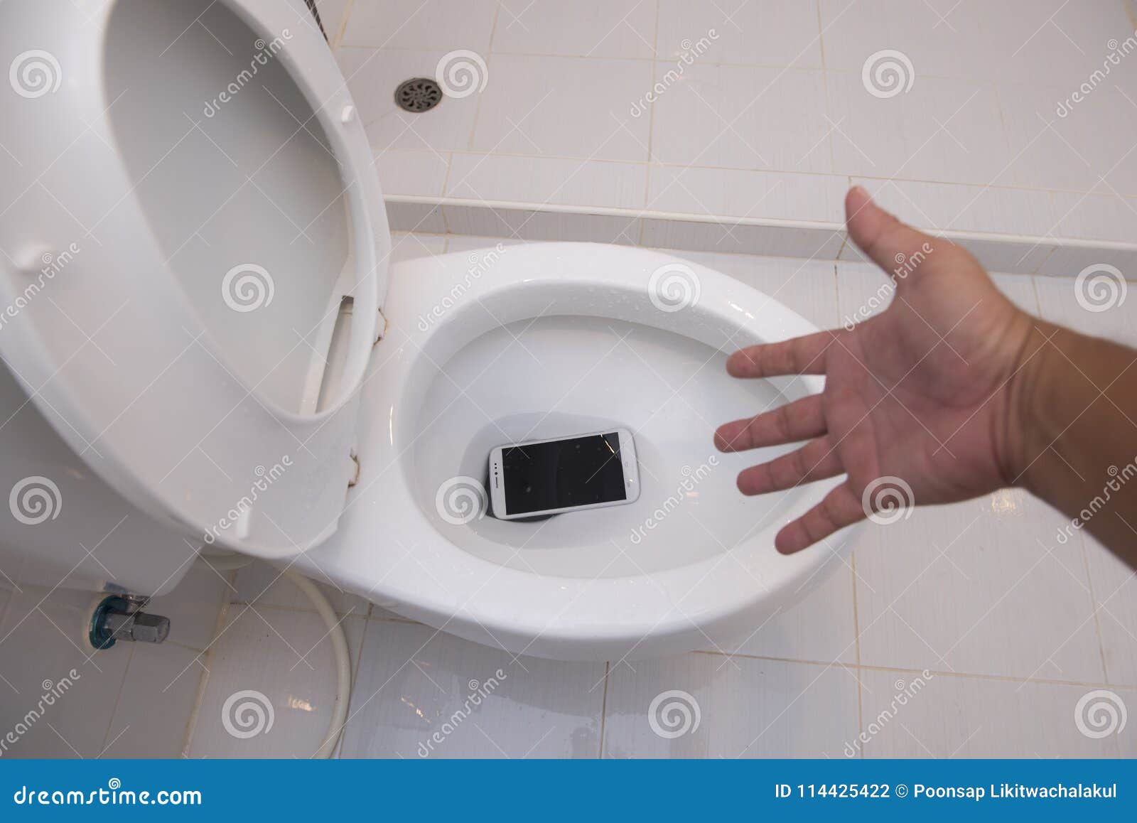 Le Téléphone Est Tombé Dans L'arc De Toilette Photo stock - Image du  toilette, cellule: 114425422