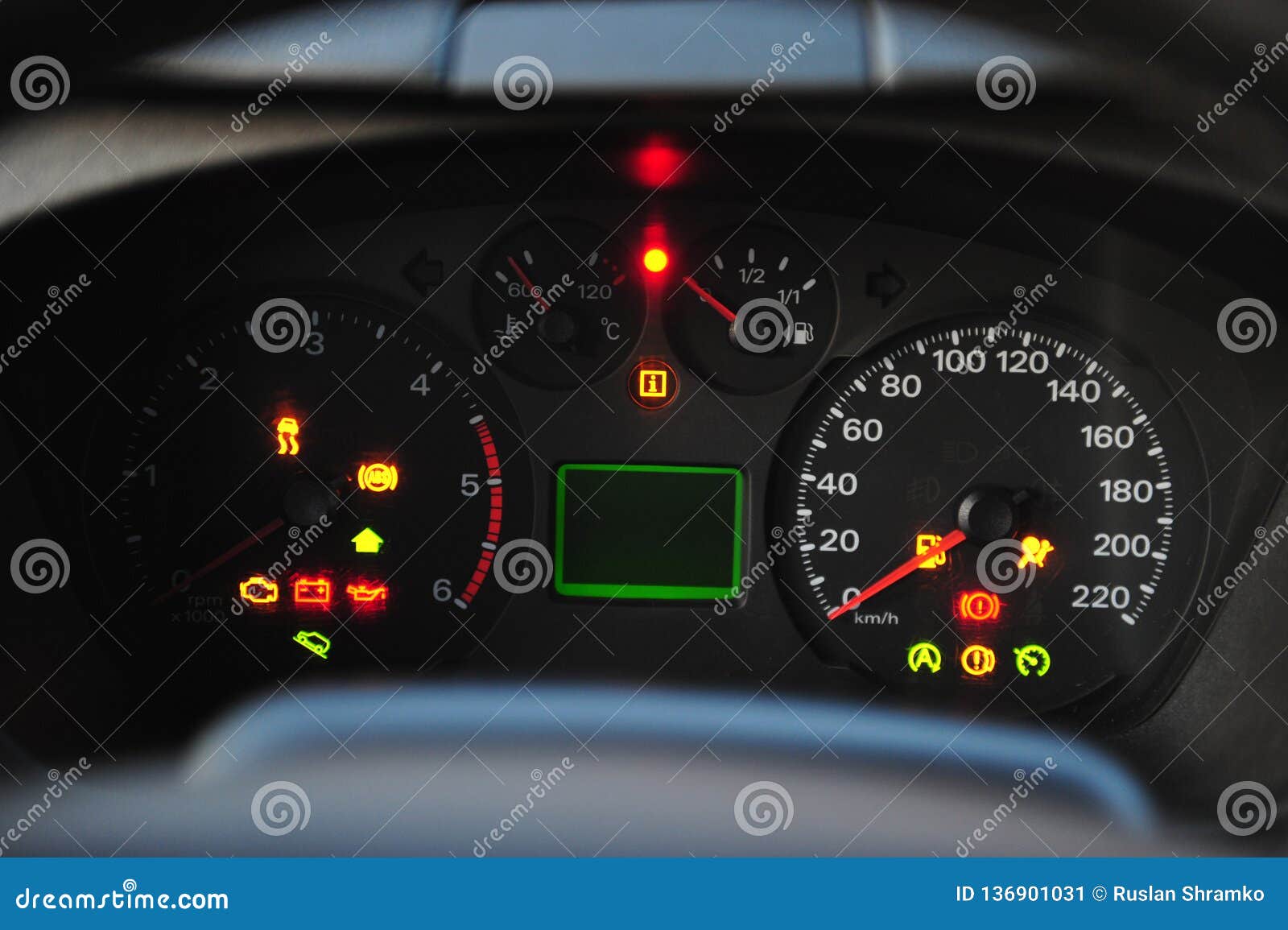 Le Tableau De Bord Dans La Voiture, Le Cadran De Vitesse Sur Le