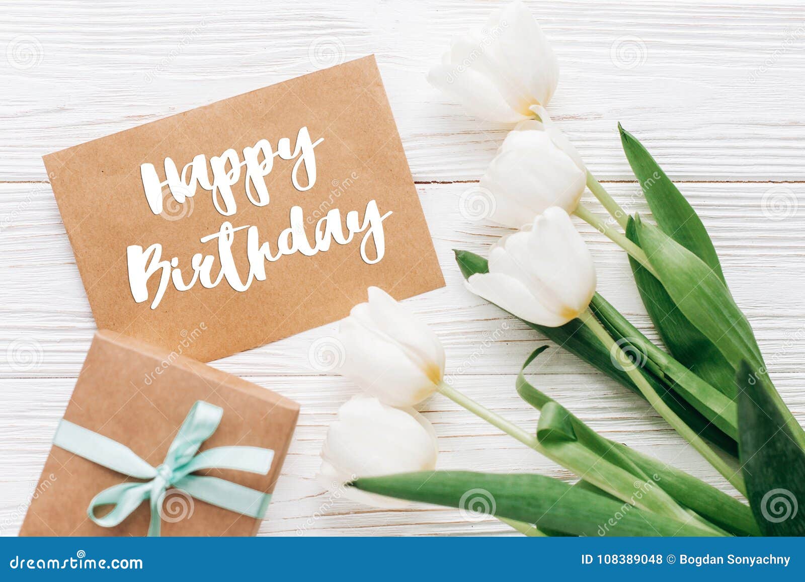 Le Texte De Joyeux Anniversaire Se Connectent Le Metier Elegant Actuel Avec La Salutation Photo Stock Image Du Heureux Fleurs