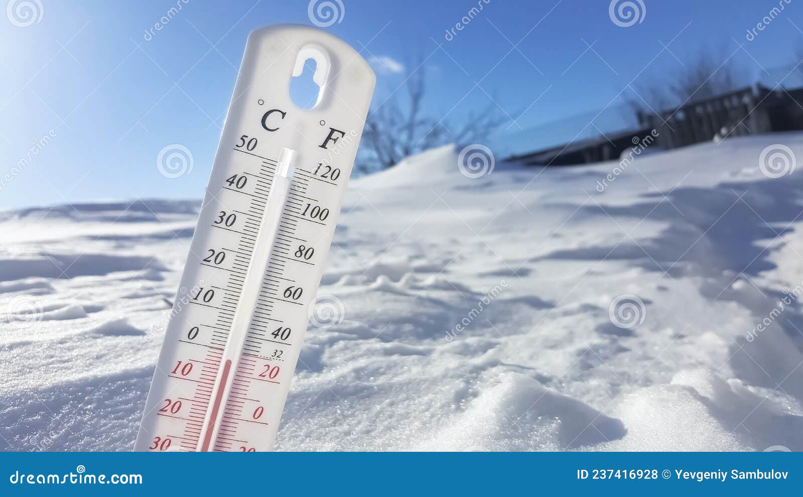 L'heure D'hiver Thermomètre Sur Neige Avec Arrière-plan Flou Montre De  Basses Températures Celsius Et Farenheit