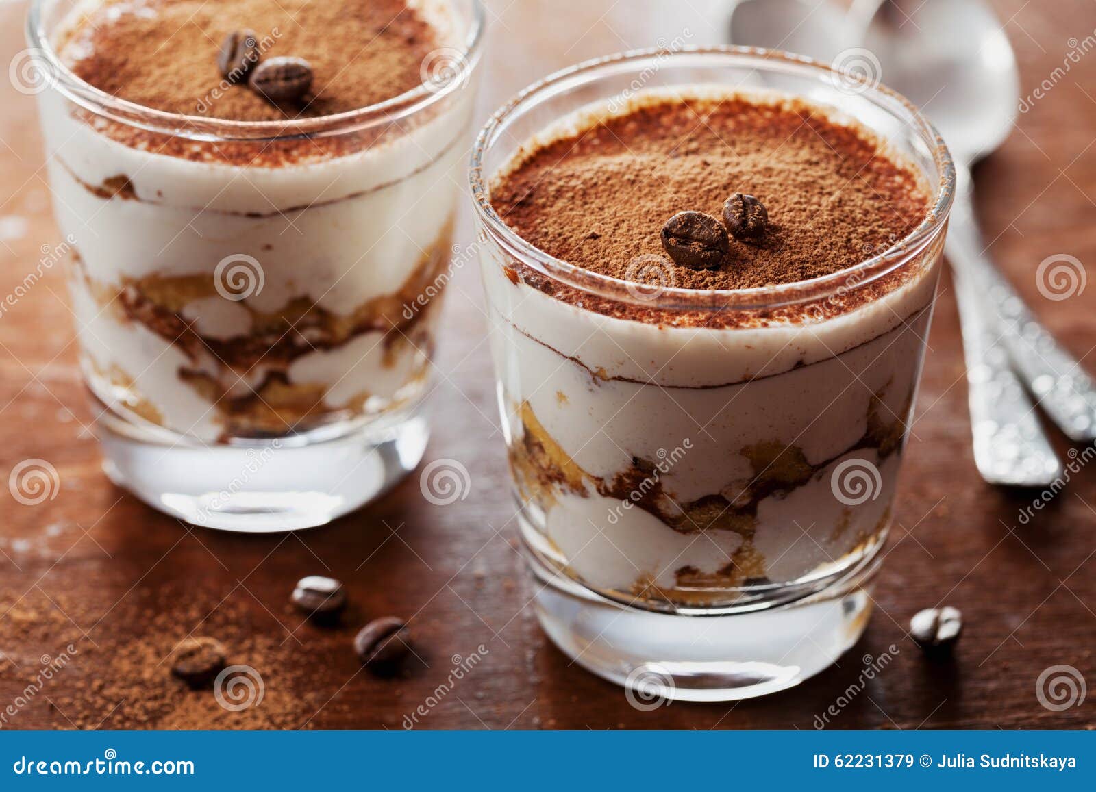 Le Tiramisu En Verre Sur La Table De Vintage, Café Traditionnel a  Assaisonné Le Dessert Italien Image stock - Image du cuillère, fond:  62231379