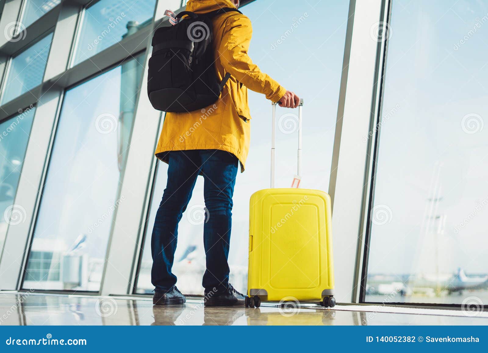 Le Touriste De Voyageur Avec Le Sac A Dos Jaune De Valise Se Tient