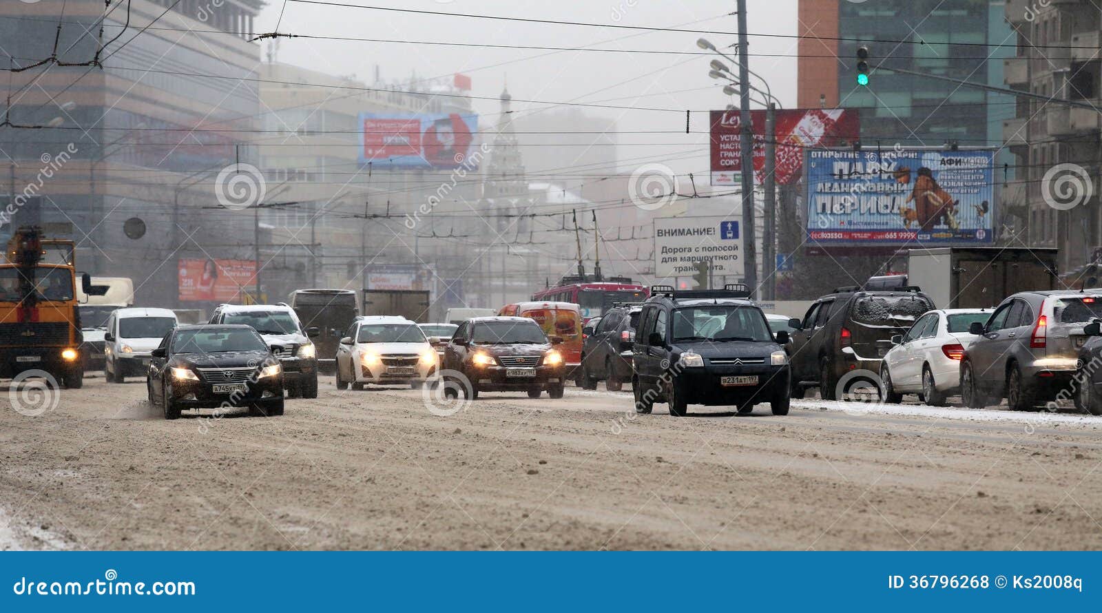 Le trafic de voiture pendant les chutes de neige à Moscou