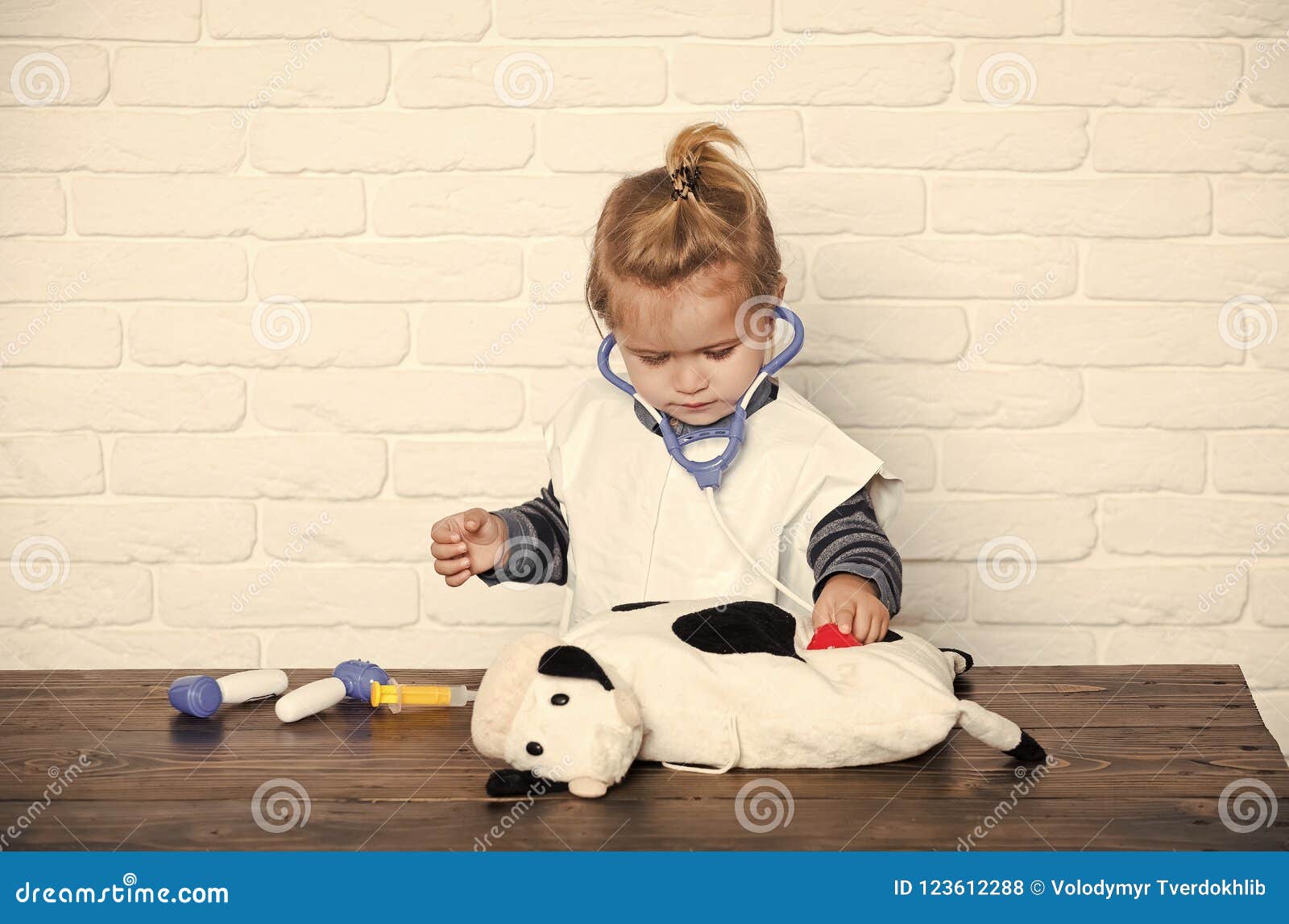 Le Vétérinaire D'enfant Examinent L'animal De Jouet Avec Le Stéthoscope  Photo stock - Image du examinez, gosse: 123612288