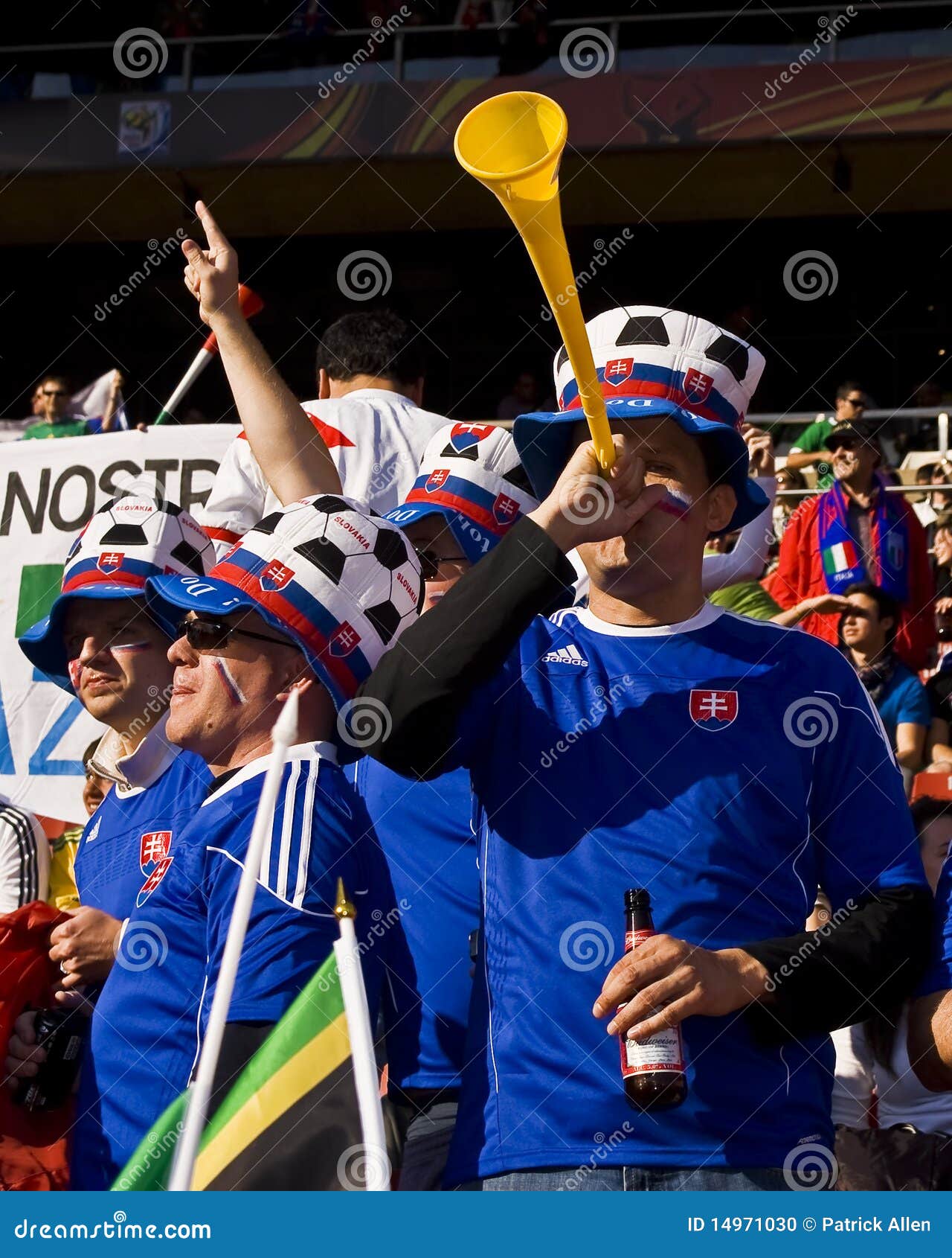 Le Ventilateur De Football Souffle Sur Le Klaxon De Vuvuzela Image