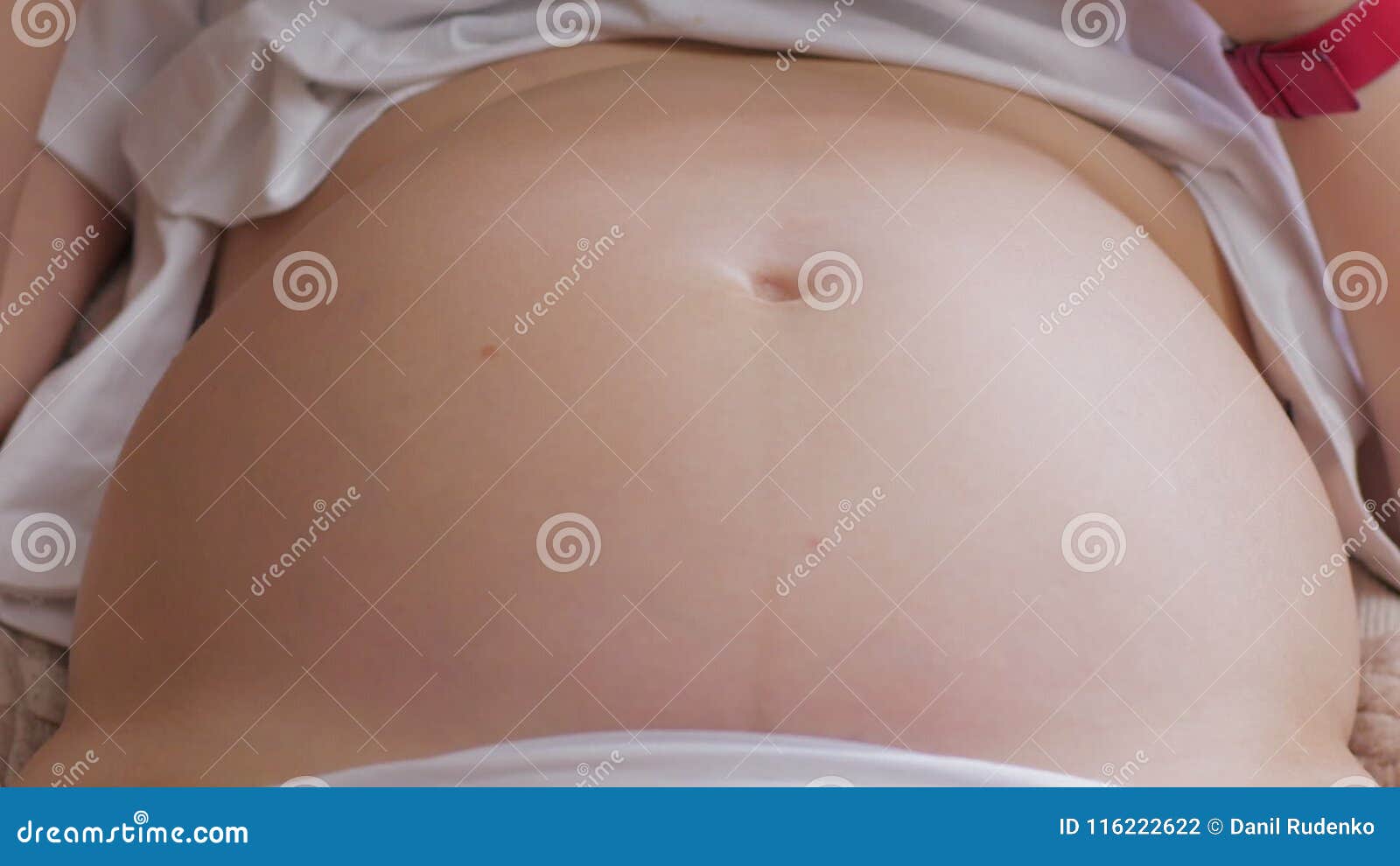 Voici pourquoi certaines femmes enceintes diffusent des vidéos de leur  ventre rond qui disparaît