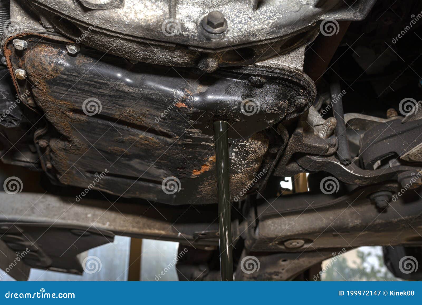 Le Vidange a Utilisé L'huile De Moteur Diesel D'un Carter D'huile Dans Un  Récipient Métallique Dans Un Atelier De Voiture Image stock - Image du  partie, brûlé: 199972147