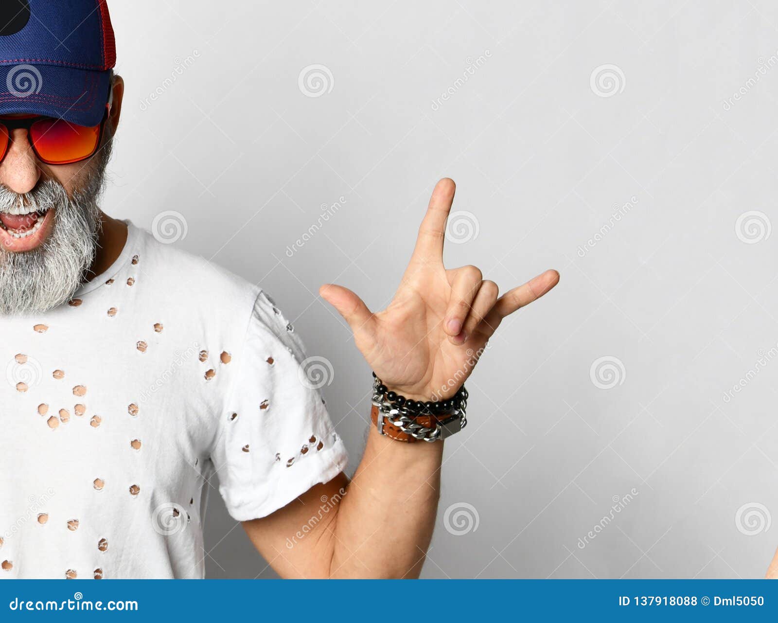 Le Vieil Homme Brutal Dans Le T-shirt, Les Blues-jean Et La Casquette De  Baseball De Concepteur Montre Le Rock Et Crie Les Hommes Photo stock -  Image du gants, adulte: 137918088