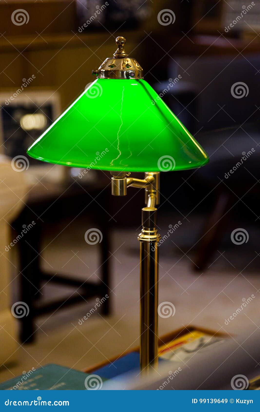 Le Vintage a Alimenté La Lampe Verte Sur Le Bureau Dans La Salle De Lecture  Image stock - Image du vert, avocat: 99139649