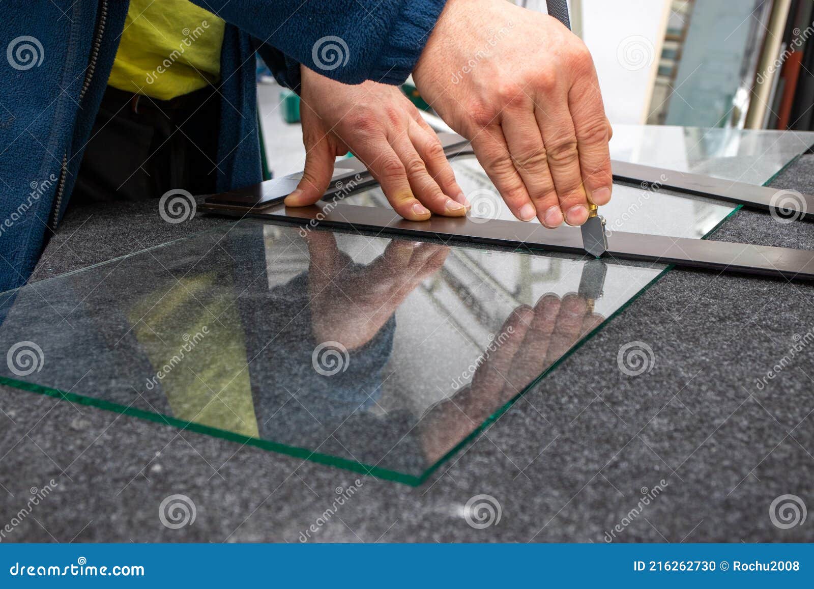 Le Vitrier Coupe Le Verre Avec Un Outil De Coupe Portable. Gros