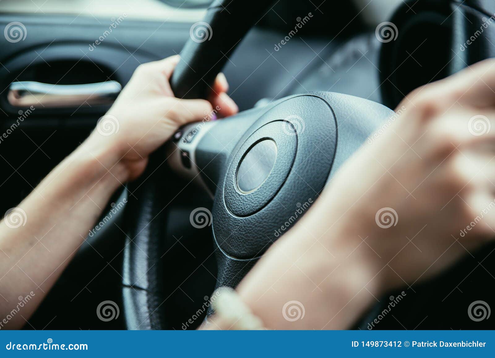 Le Volant De Voiture De Sport, Femme Conduit Photo stock - Image du  environnement, pétrole: 149873412