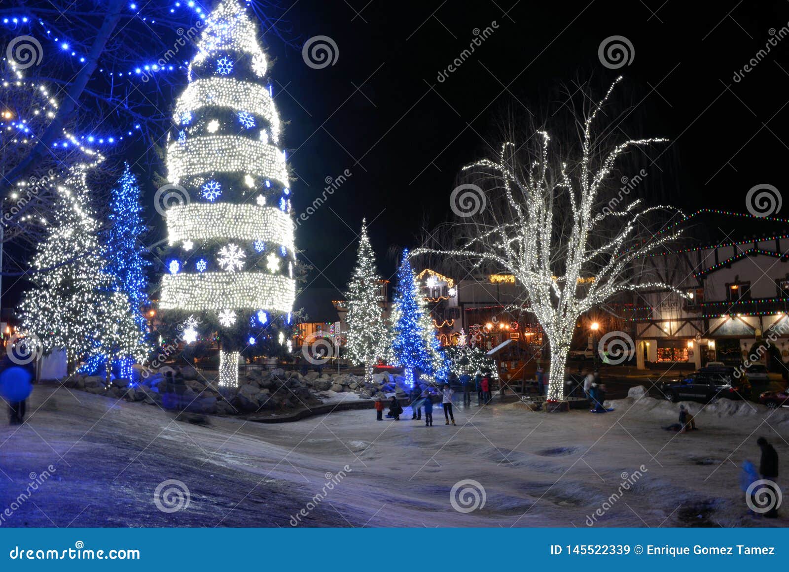 Leavenworth p? natten. Huvudsaklig plaza p? byn av Leavenwoth, Wa , USA , med deras bavarian arkitektur