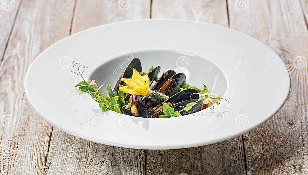 Lebensmittelbanner. Muscheln Mit Grünen Erbsen Und Gewürzgurken in ...