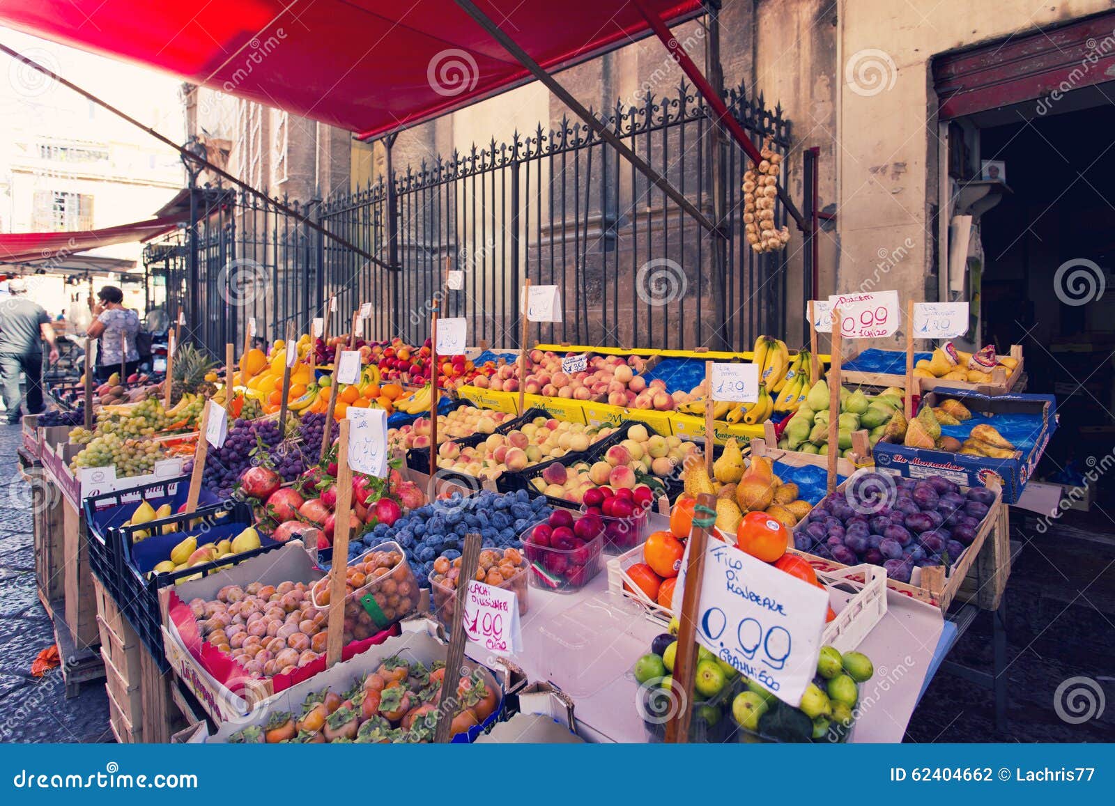 PALERMO, ITALIEN, am 30. September 2015: Lebensmittelgeschäft an berühmtem lokalem Markt Capo in Palermo, Italien