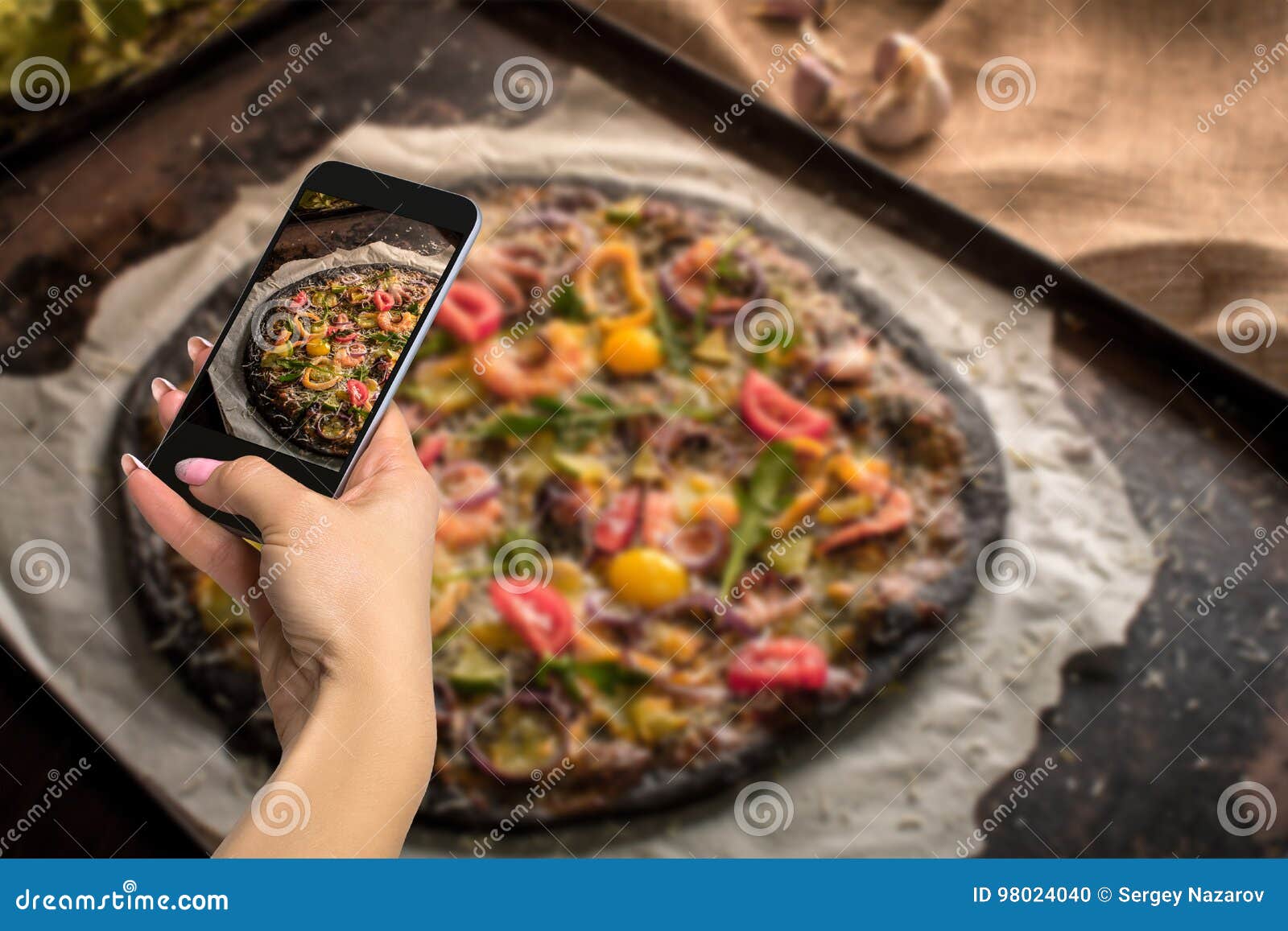 Lebensmittelkonzept Fotografieren Frau Macht Foto Der Italienischen Pizza Mit Schwarzem Teig Und Meeresfruchten Auf Einem Backb Stockfoto Bild Von Schwarzem Fotografieren