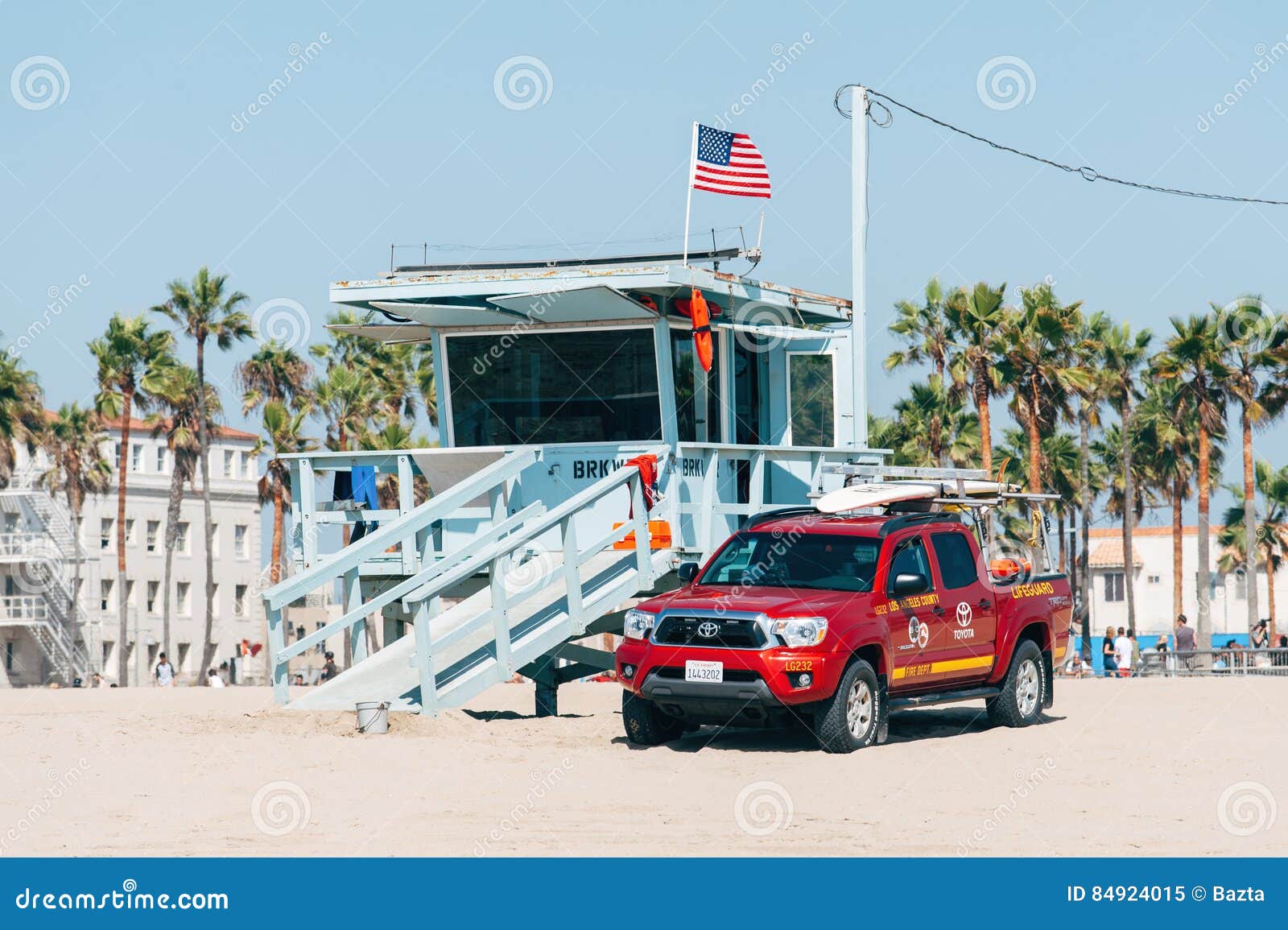 VENEDIG, KALIFORNIEN USA - 5. NOVEMBER 2016: Lebenwachturm auf einem Venedig-Strand in Los Angeles Kalifornien USA Ein Sonnenbad nehmende Leute auf dem Strand am sonnigen Tag