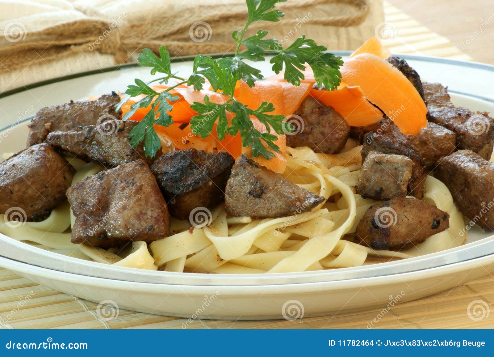 Lebergulasch Auf Teigwaren Mit Karotte Stockfoto - Bild von diät, fein ...