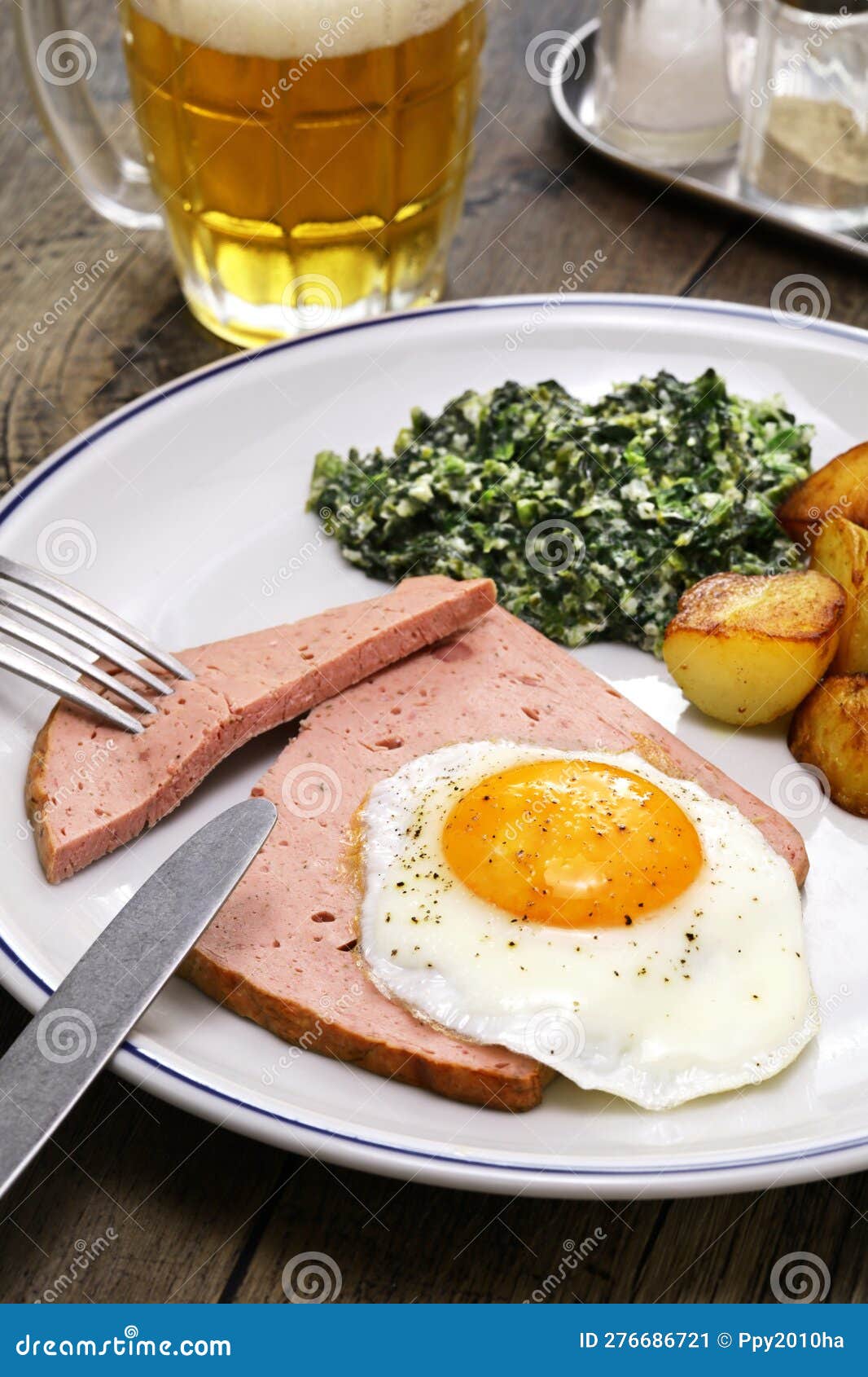 leberkÃ¤se with spinach, potatoes and fried egg