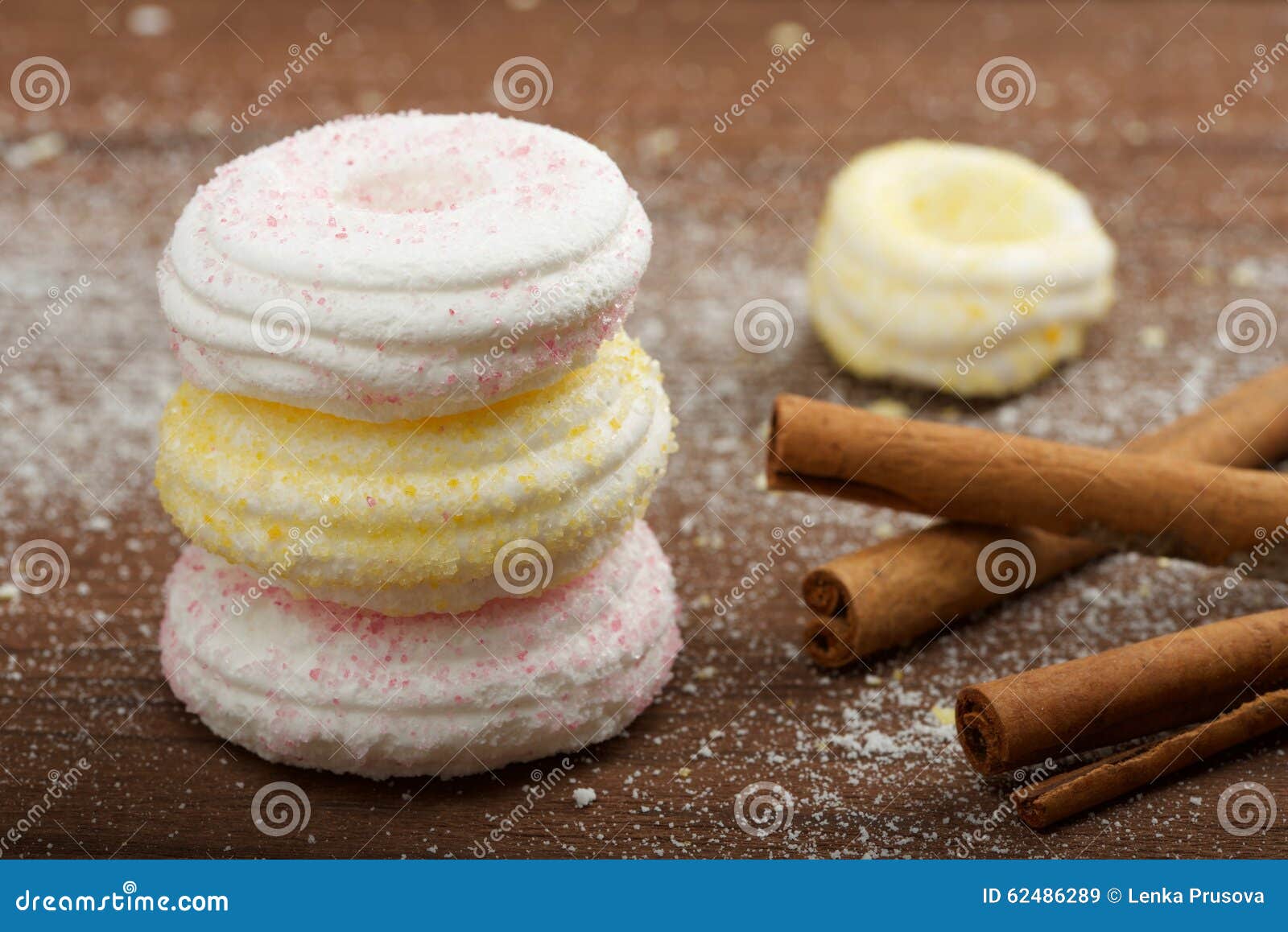 Lebkuchenpalast gebildet von den Plätzchen. Weihnachtsbonbons auf hölzernem Hintergrund