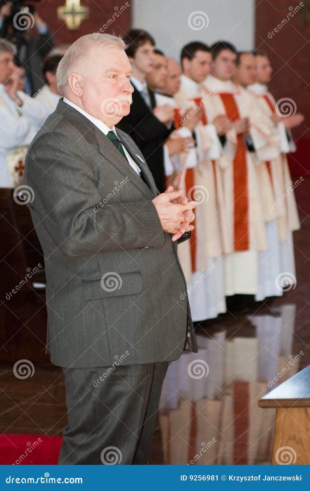 Lech Walesa na igreja. Gdansk, Poland, pode ò 2009. Presidente polonês famoso, líder da solidariedade, Lech Walesa, participando no evento em massa santamente na catedral de Gdansk.