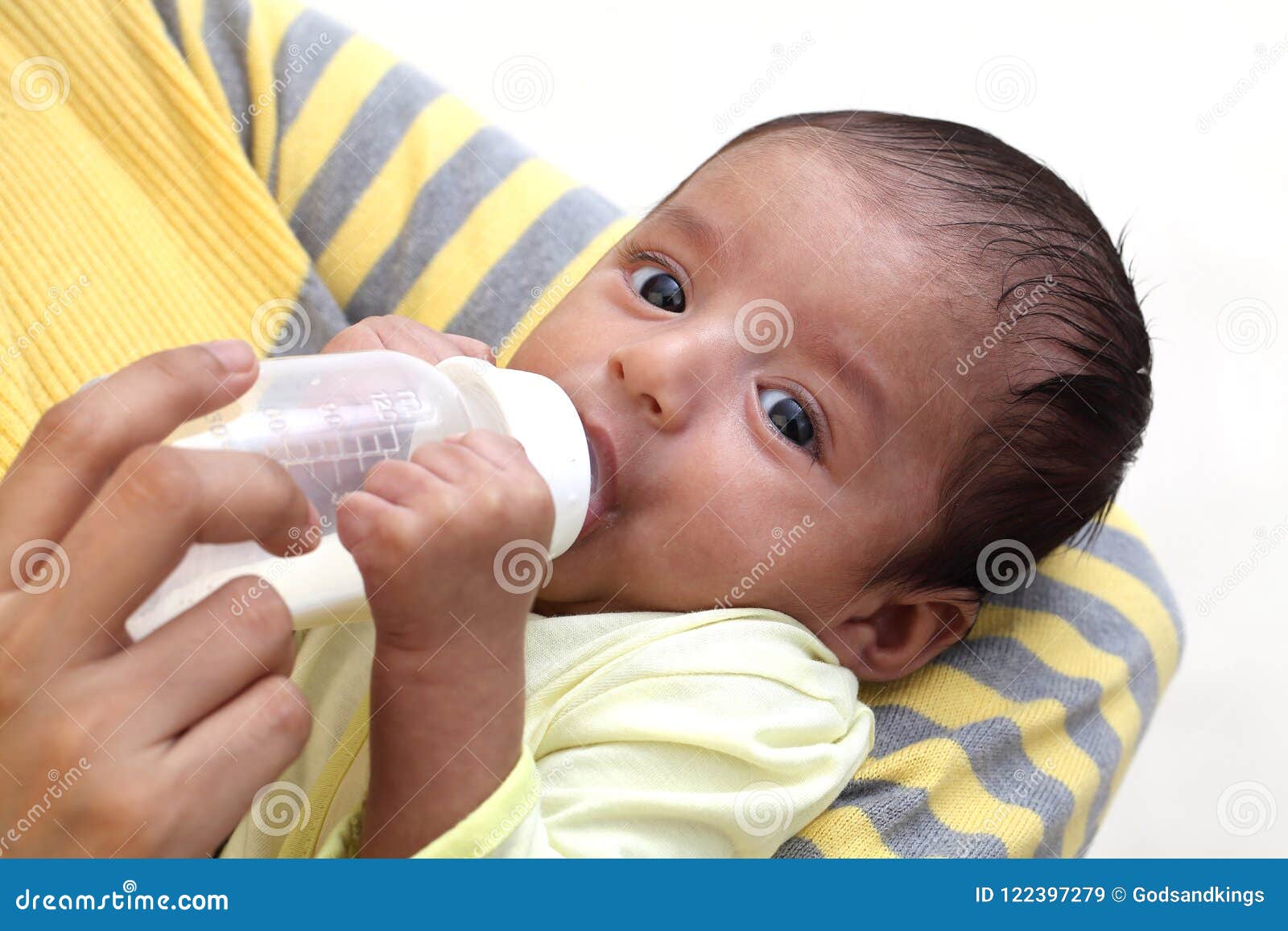Leche De Alimentación De La Madre Al Bebé Recién Nacido Imagen de archivo -  Imagen de etnicidad, india: 122397279