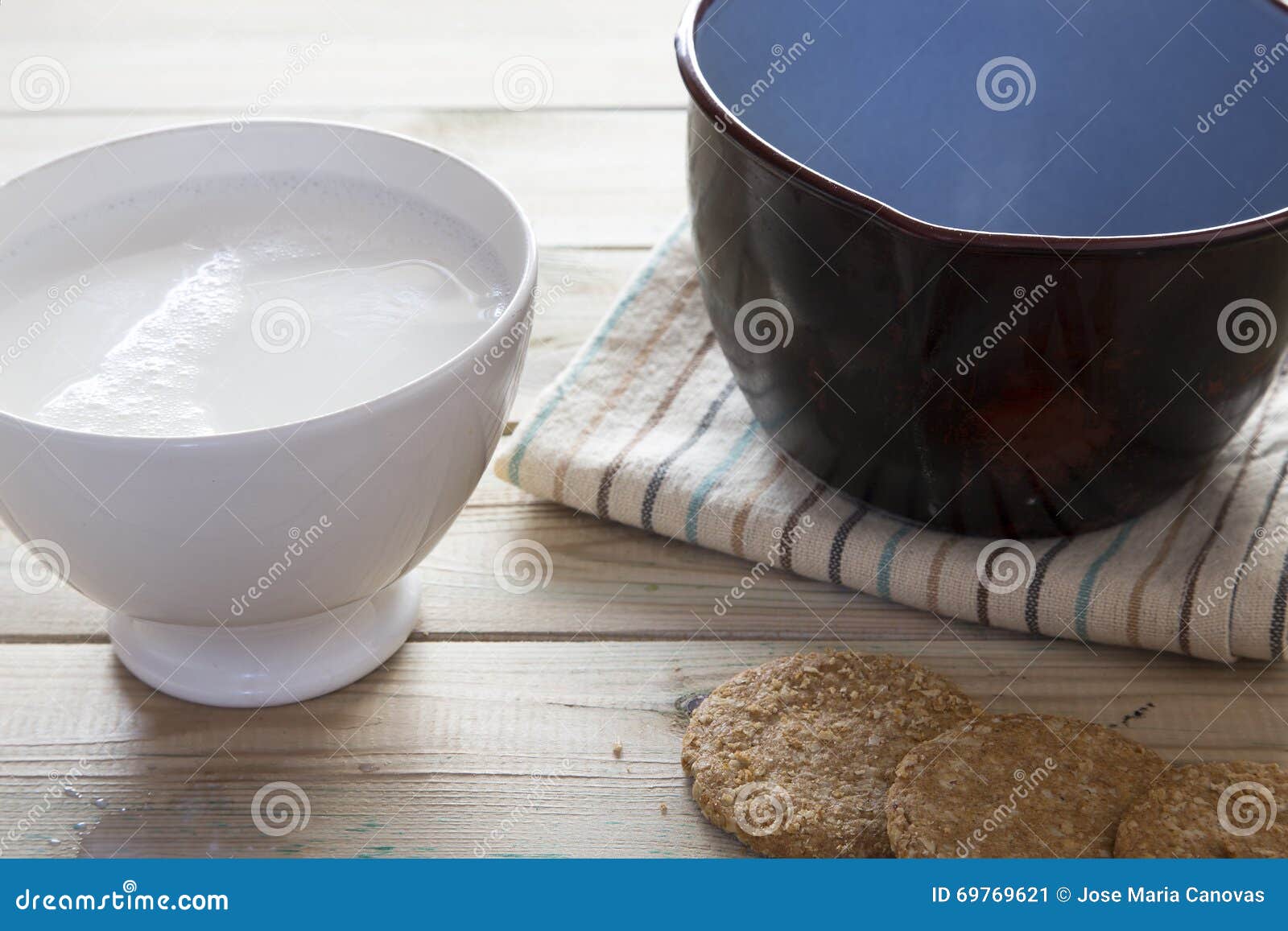 Leche De Colada Del Cazo En El Cuenco a Desayunar Imagen de