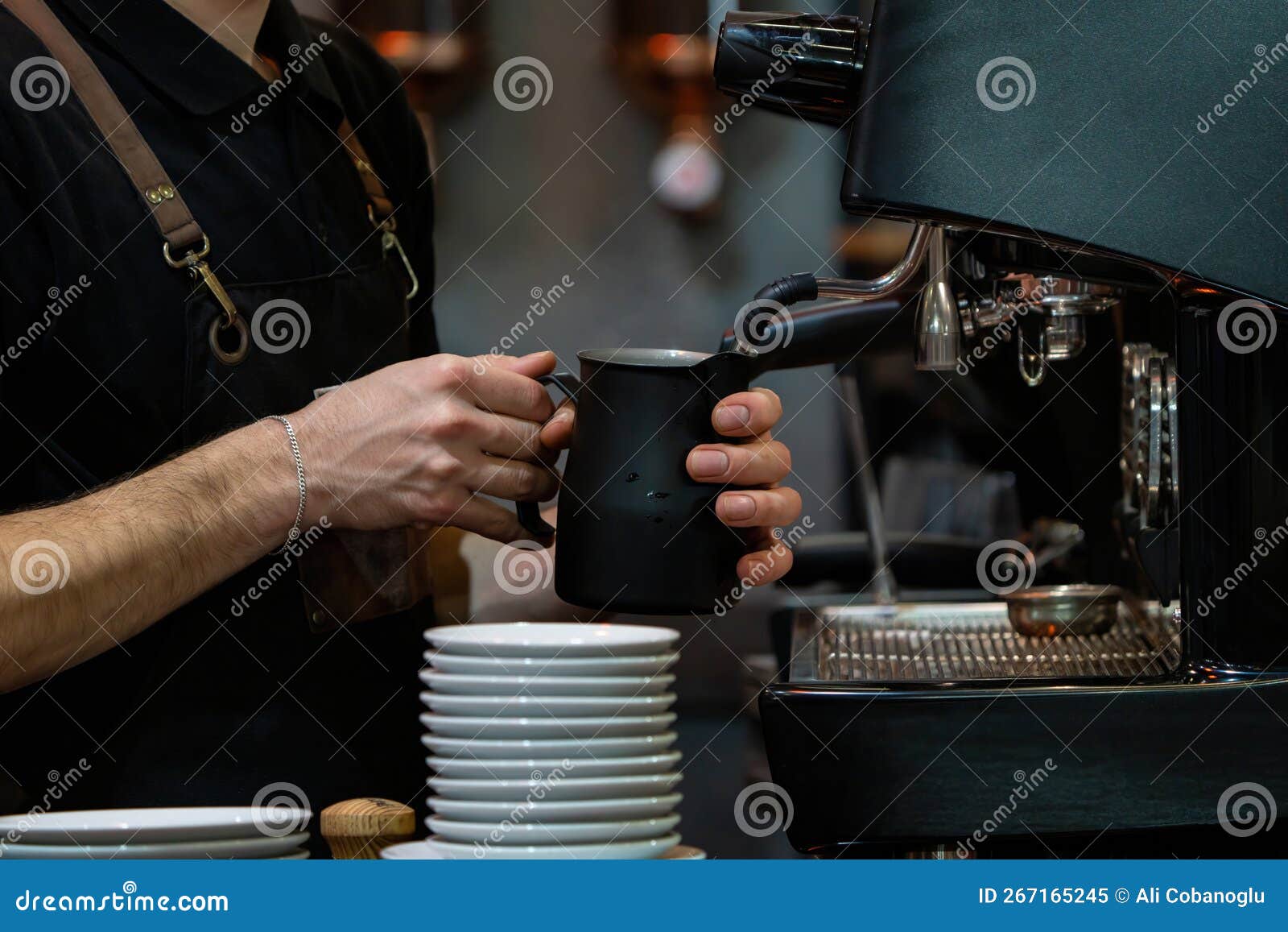 https://thumbs.dreamstime.com/z/leche-de-espuma-barista-para-hacer-caf%C3%A9-manos-baristas-frente-la-cafetera-267165245.jpg