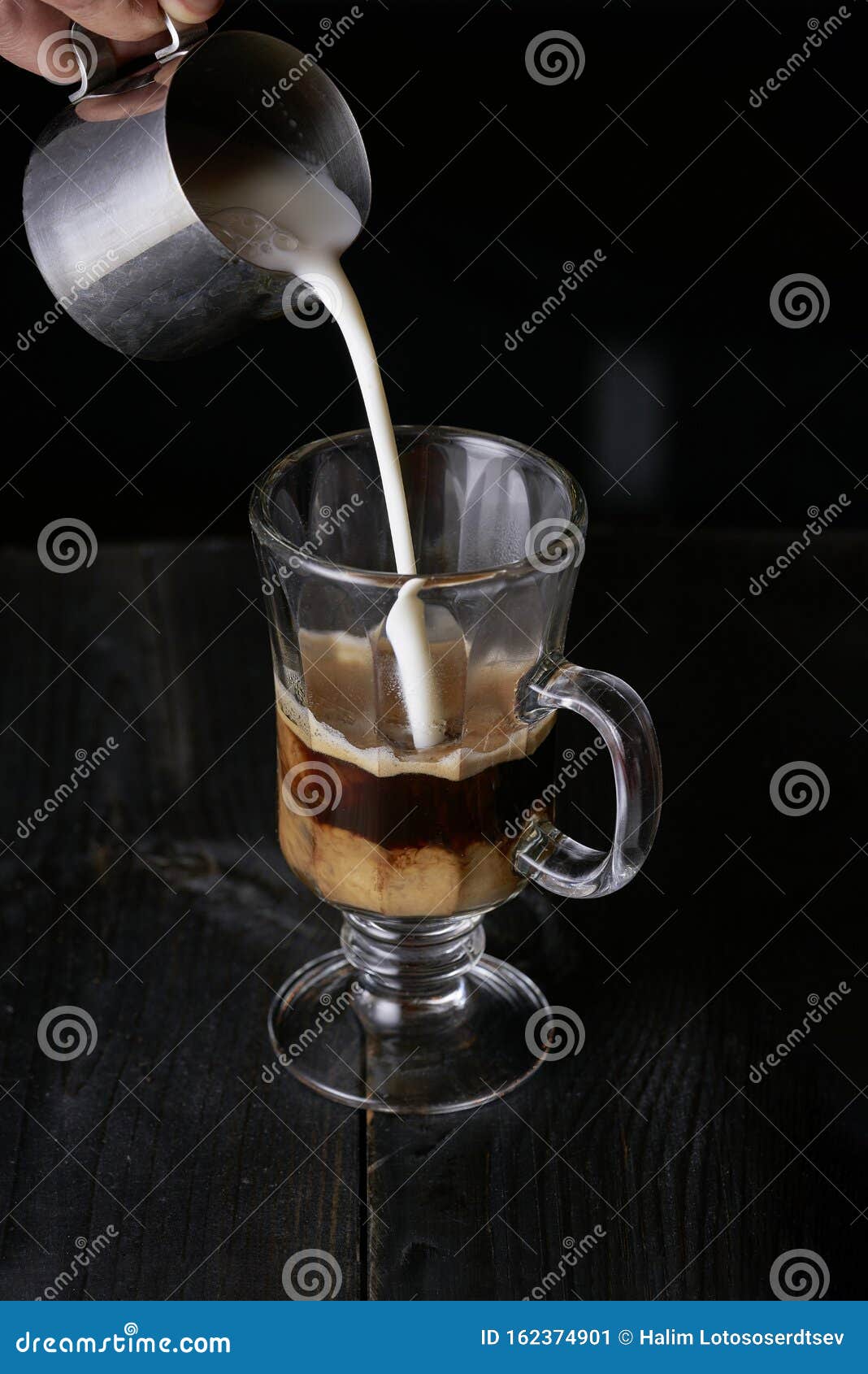 Leche De Una Jarra Barista En Un Vaso Con Café Imagen de archivo - Imagen  de oscuro, restaurante: 162374901