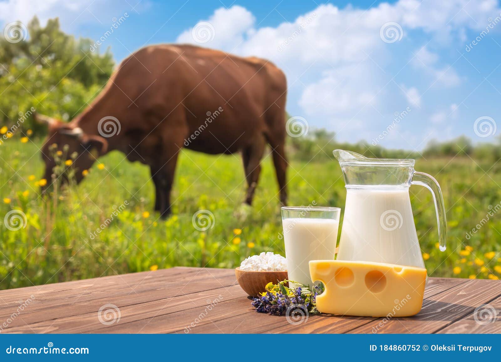 Cierra la jarra de leche. jarra de leche aislado sobre fondo