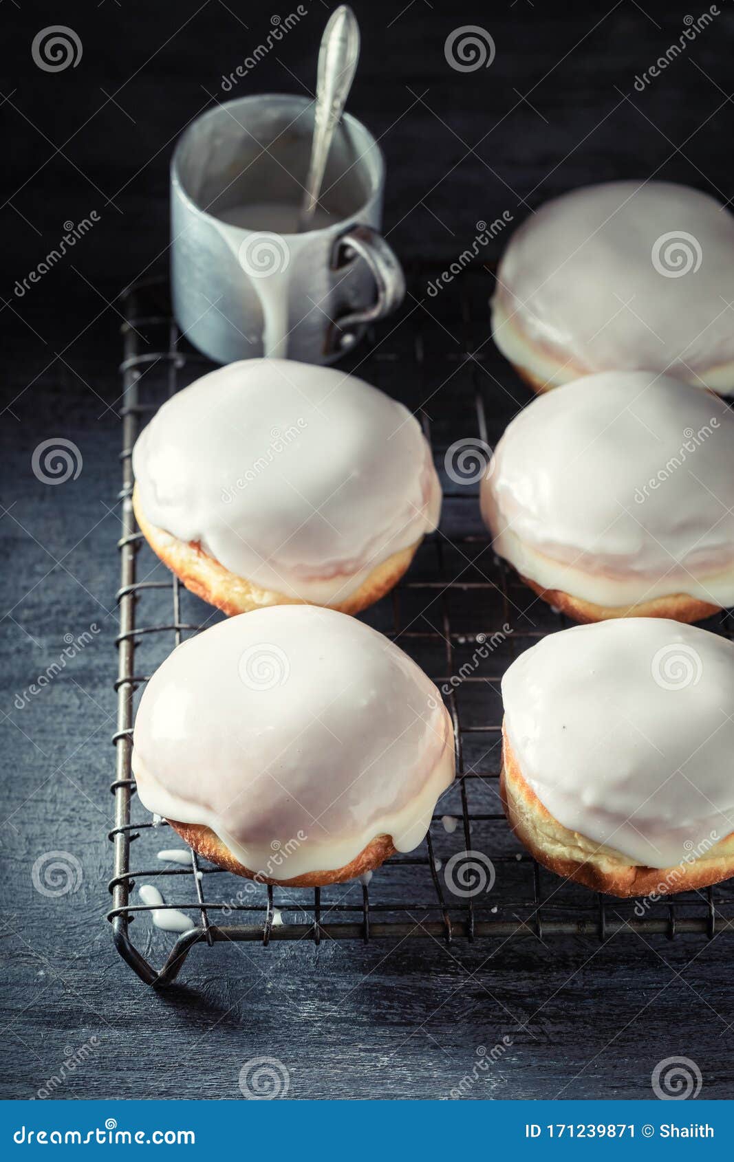 Leckere Donuts Mit Puderzucker Auf Dunkler Tabelle Stockbild - Bild von ...