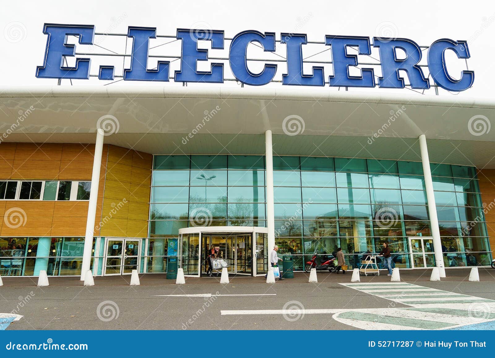 Leclerc hypermarket editorial photography. Image of customer 52717287