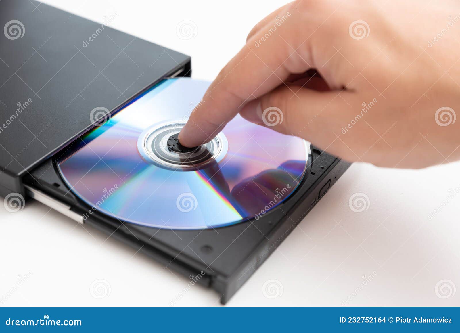 Lecteur Dvd Externe, Homme Utilisation Photo stock - Image du enregistreur,  portatif: 232752164