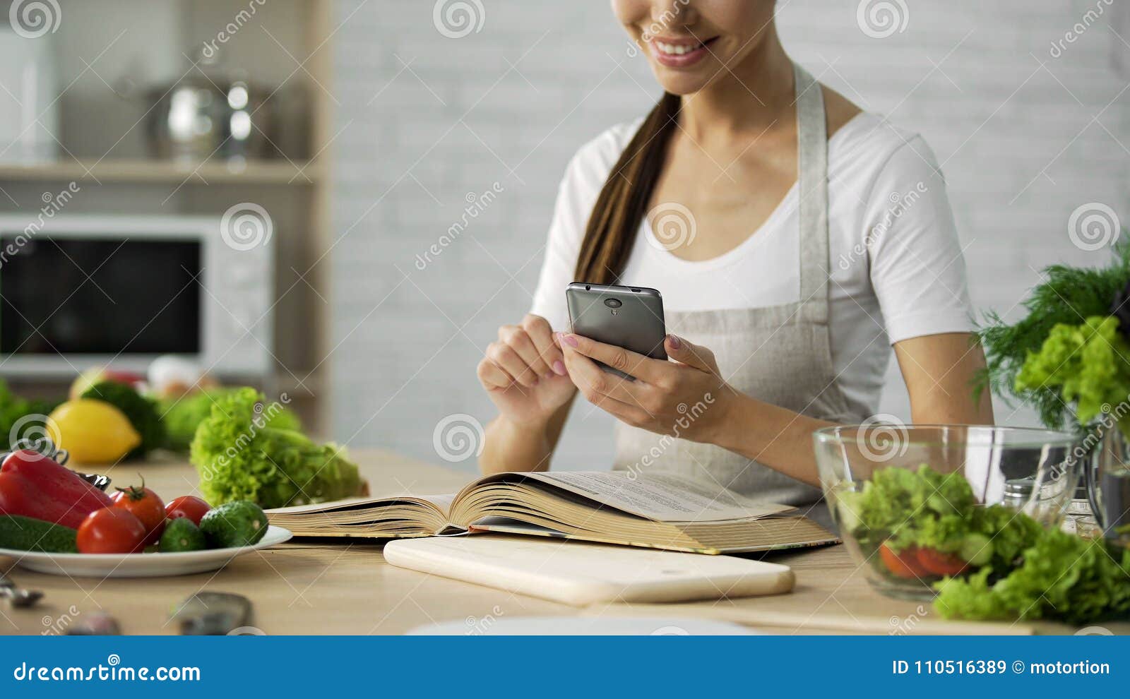 Lectura Bonita De La Mujer Que Cocina El Libro Y Calorias