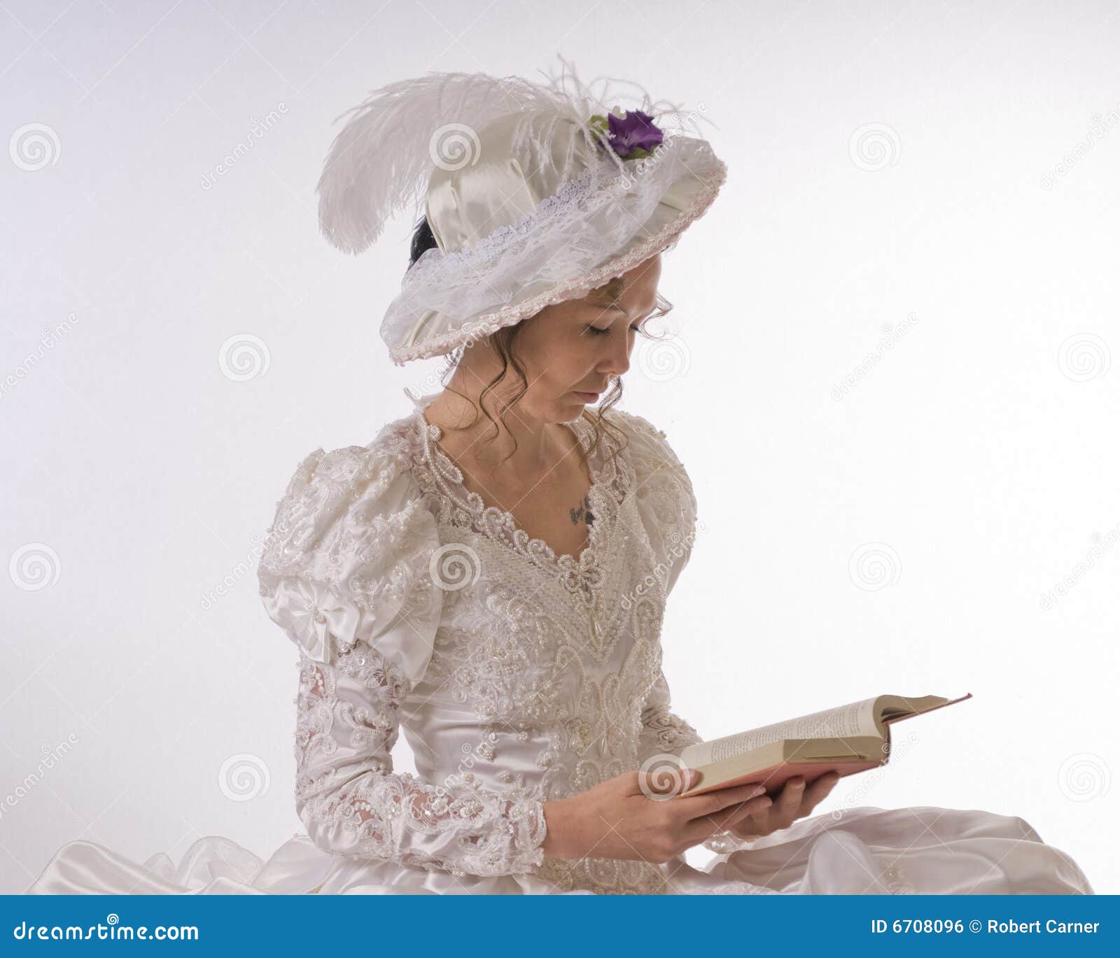 Lectura de la señora joven. Mujer joven vestida en ropa del período