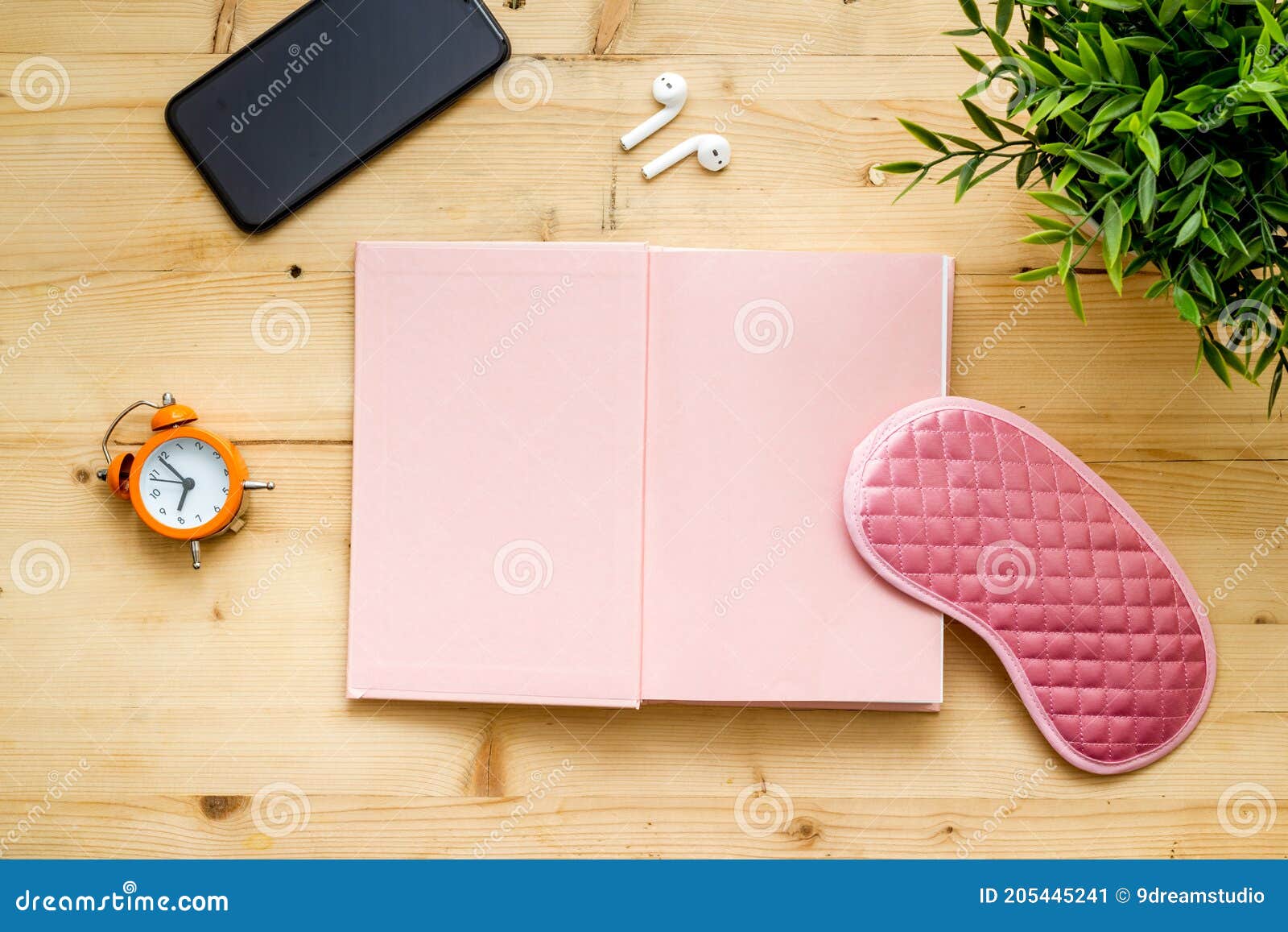 Lectura Del Libro Antes De Acostarse. Accesorios De Dormir En La Vista  Superior De La Mesa Imagen de archivo - Imagen de joven, hembra: 205445241