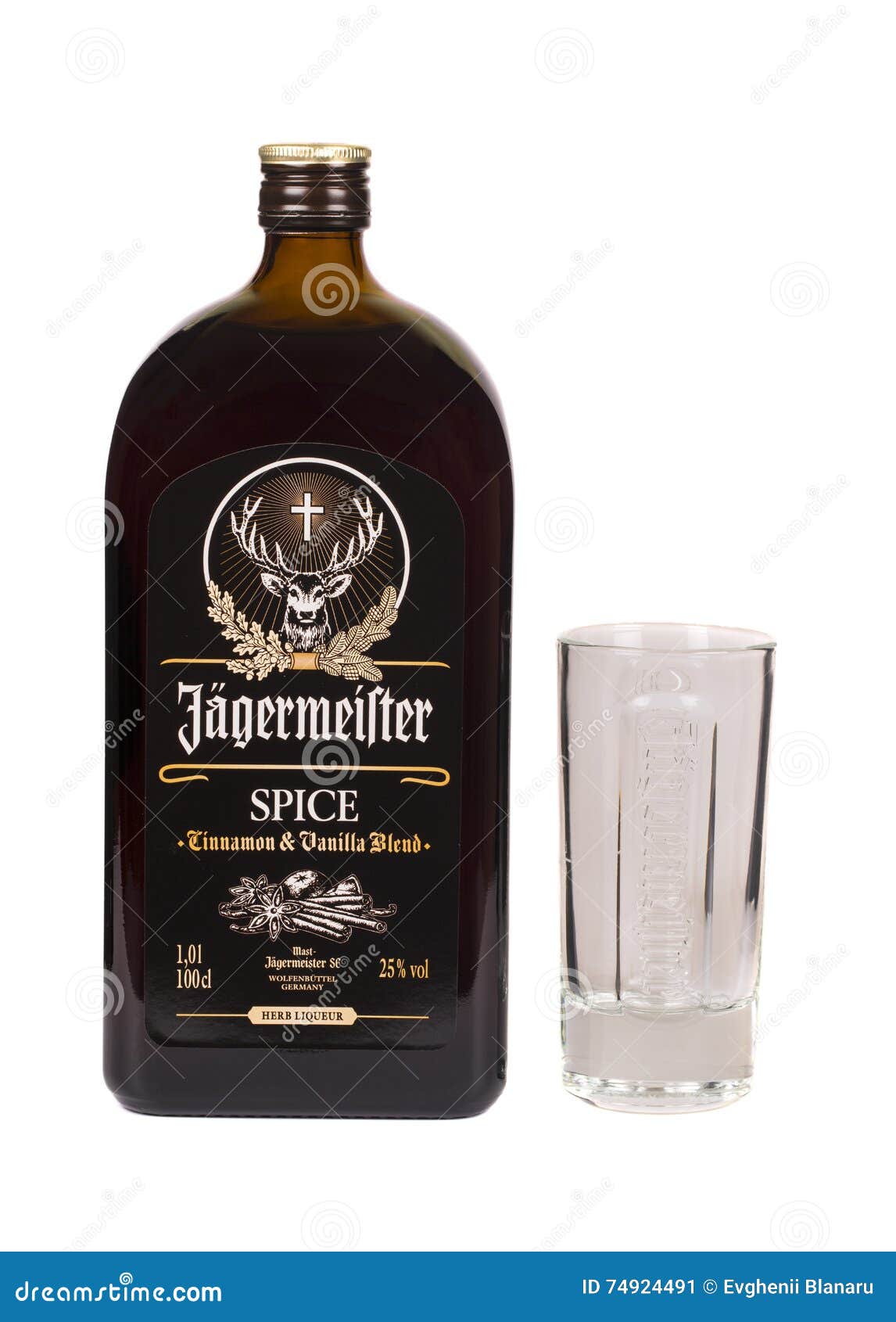 LECTURE MOLDAU LE 7 AVRIL 2016 : Bouteille en verre de boisson alcoolisée d'obscurité d'épice de Jagermeister Jagermeister est un digestif allemand fait avec des herbes et des épices