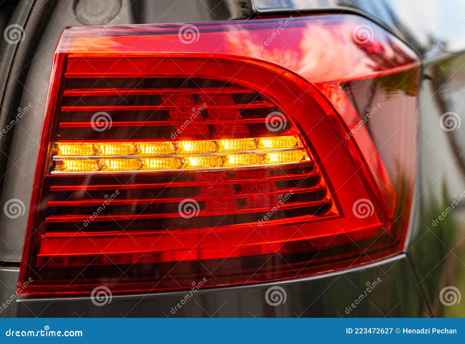 LED-Blinker in Der Hinteren Bremsleuchte Des Fahrzeugs. Moderne Auto  Laterne Nahaufnahme Stockbild - Bild von anschlagpuffer, automobil:  223472627