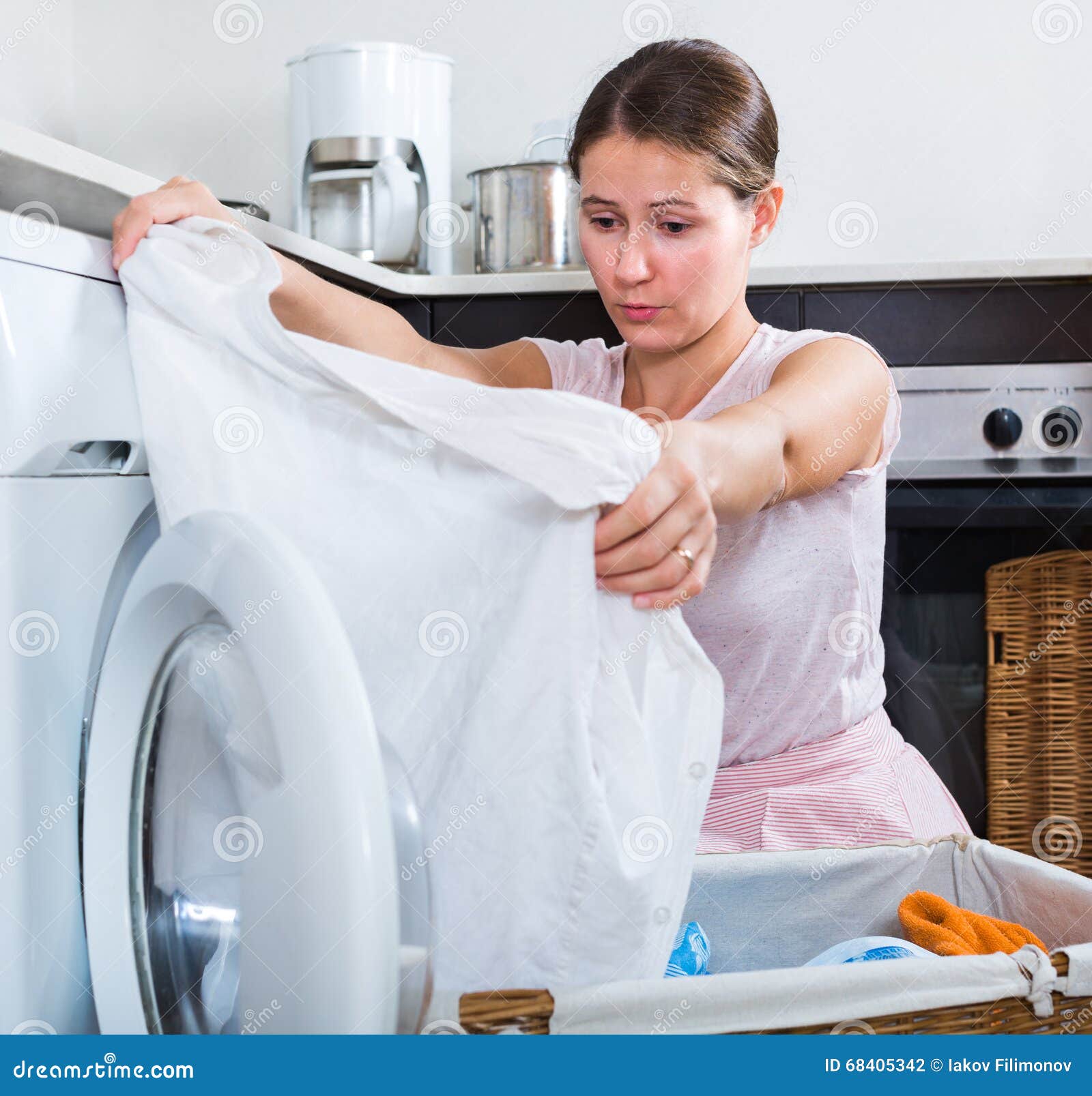 Воняет белье. Девушка грустит около стиральной машинки. Washing Machine upset woman. Простынь в крови около машинке стиральной. Sad woman washing.