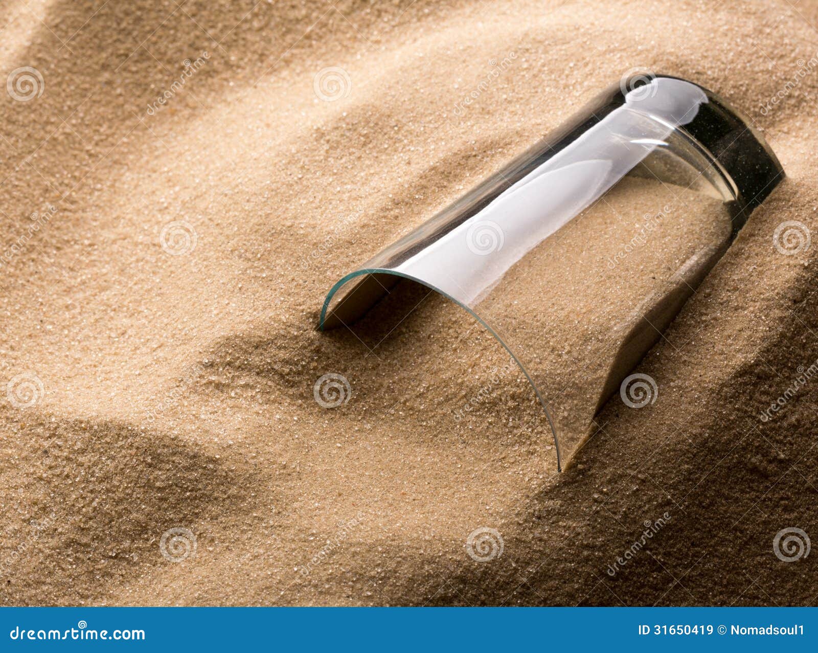 Monteur Toestand Cordelia Leeg glas in zand stock afbeelding. Image of begraven - 31650419