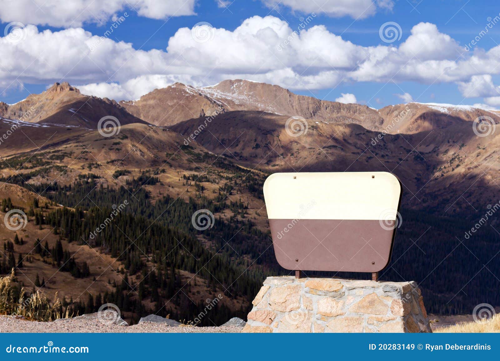 Leeg Teken voor Bergen. Een leeg teken voor uw bericht voor een scène van het berglandschap op de continentale waterscheiding in Colorado.