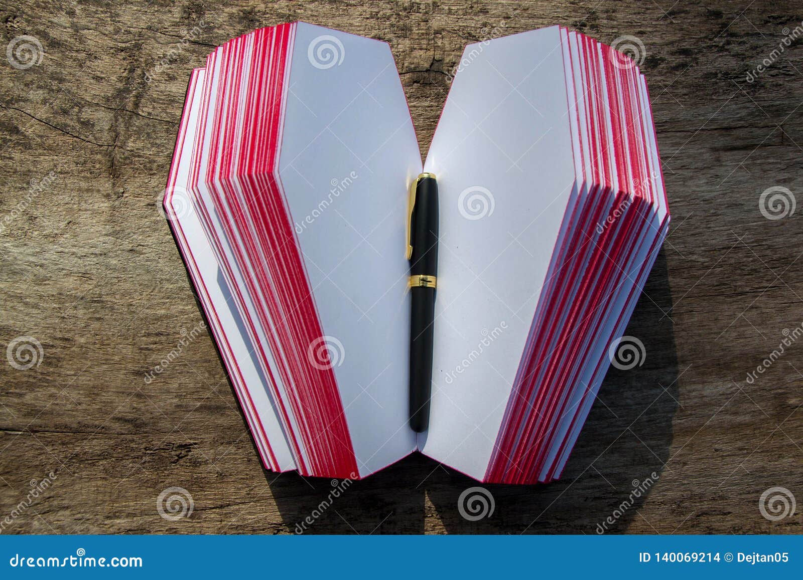 Leerboek in vorm van doodskist, met een potlood op het. Leerboek met dekking in vorm van Doodskist Het boek wordt gevangen gesloten en frontaal terwijl status op de houten lijst