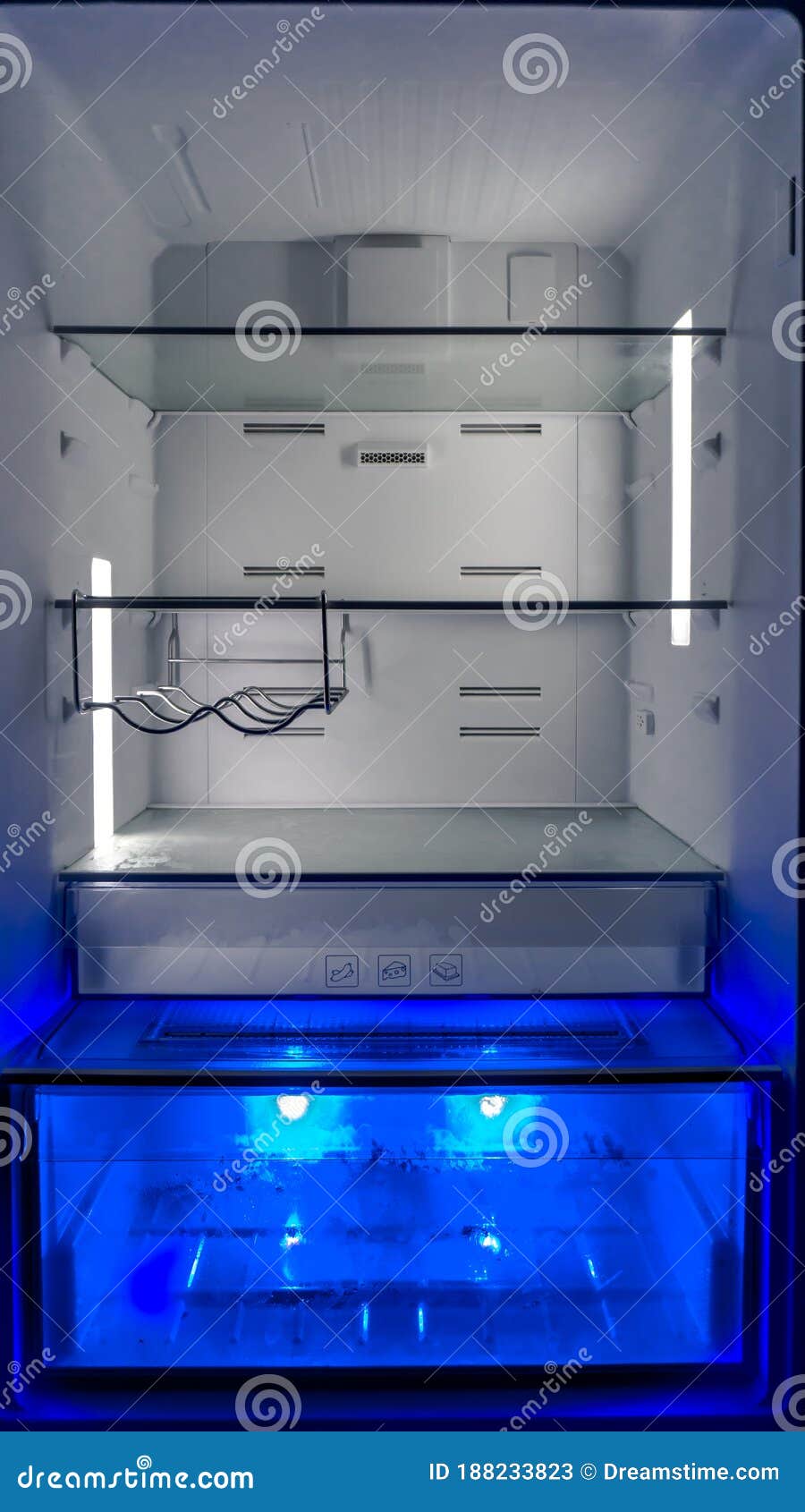 Leere Open Kühlschrank Mit Regalen Und Blaues Licht UVfach Für Frische  Lebensmittel. Moderner Kühlschrank.. Stockbild - Bild von gemüse, blau:  188233823