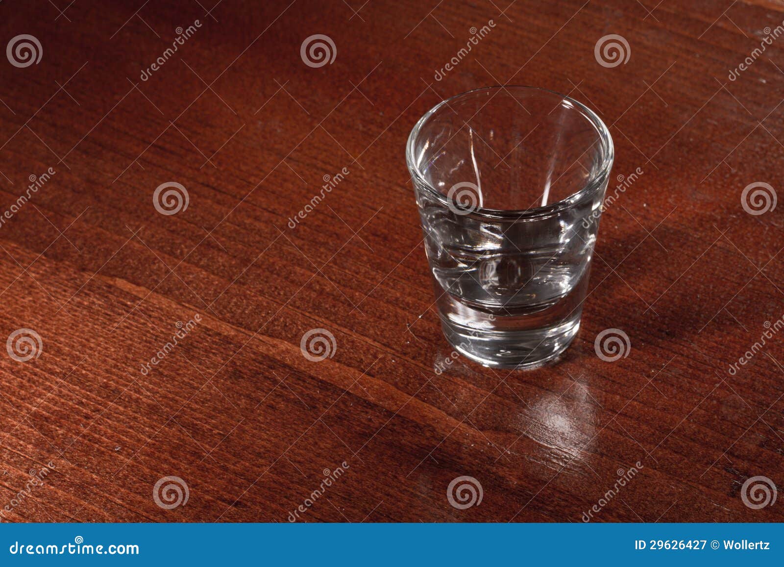 На столе пустой стакан. Пустая Рюмка. Рюмка пустая на столе. Пустой стакан на столе. Стопка пустая на столе.