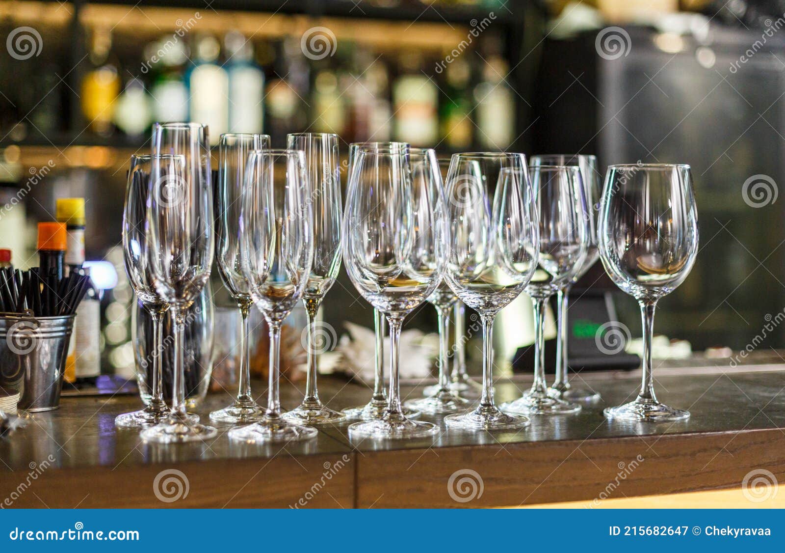 Leere Weißweingläser Auf Dem Tisch Im Restaurant Oder in Der Bar.  Tischaufstellung in Nahaufnahme. Alkoholbrille Stockbild - Bild von  publikation, zählwerk: 215682647