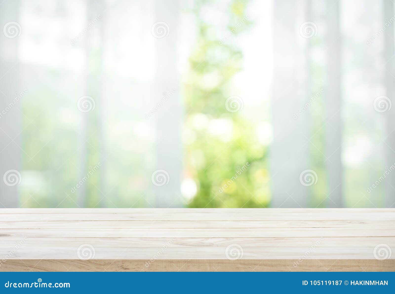 Leeren Sie sich von der hölzernen Tischplatte auf Unschärfe des Vorhangs mit Fensteransichtgrün vom Baumgarten